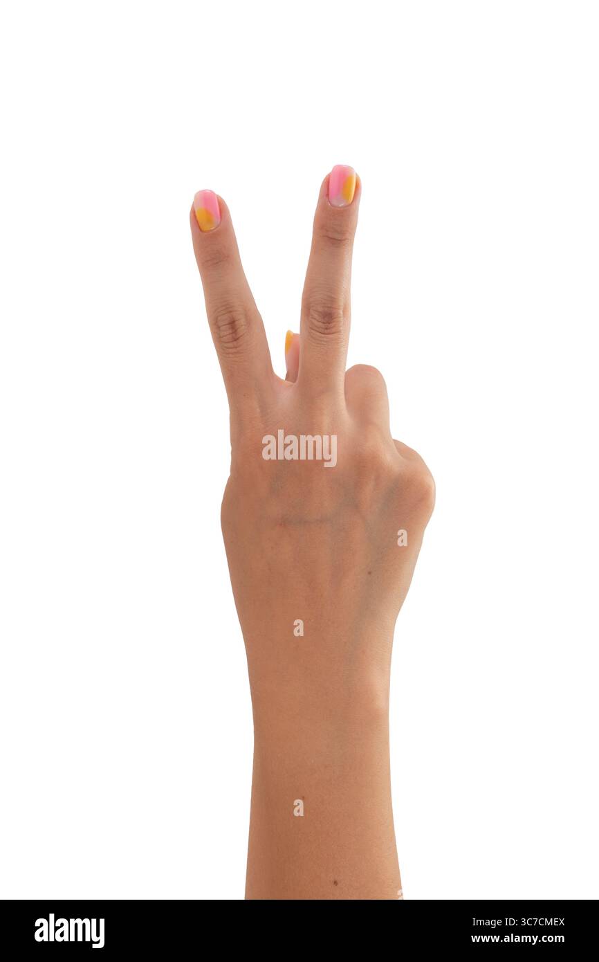 Main manucurée de femme caucasienne avec deux doigts étendus, symbolisant le numéro deux, isolée sur fond blanc Banque D'Images
