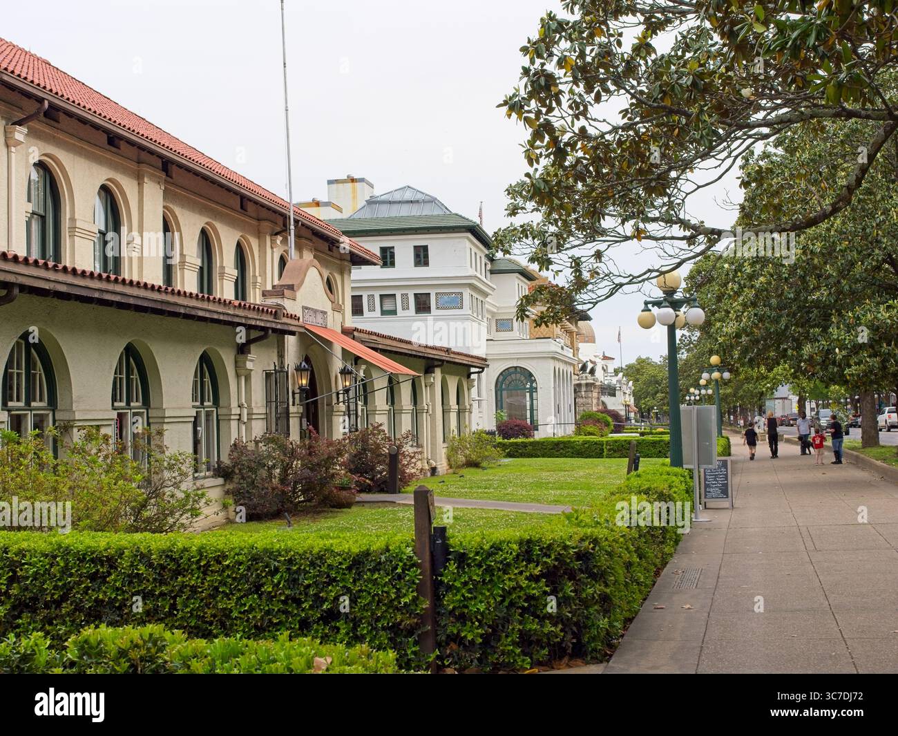 Spas du XIXe siècle le long de Bathhouse Row dans Hot Springs Arkansas— mai 2025 Banque D'Images