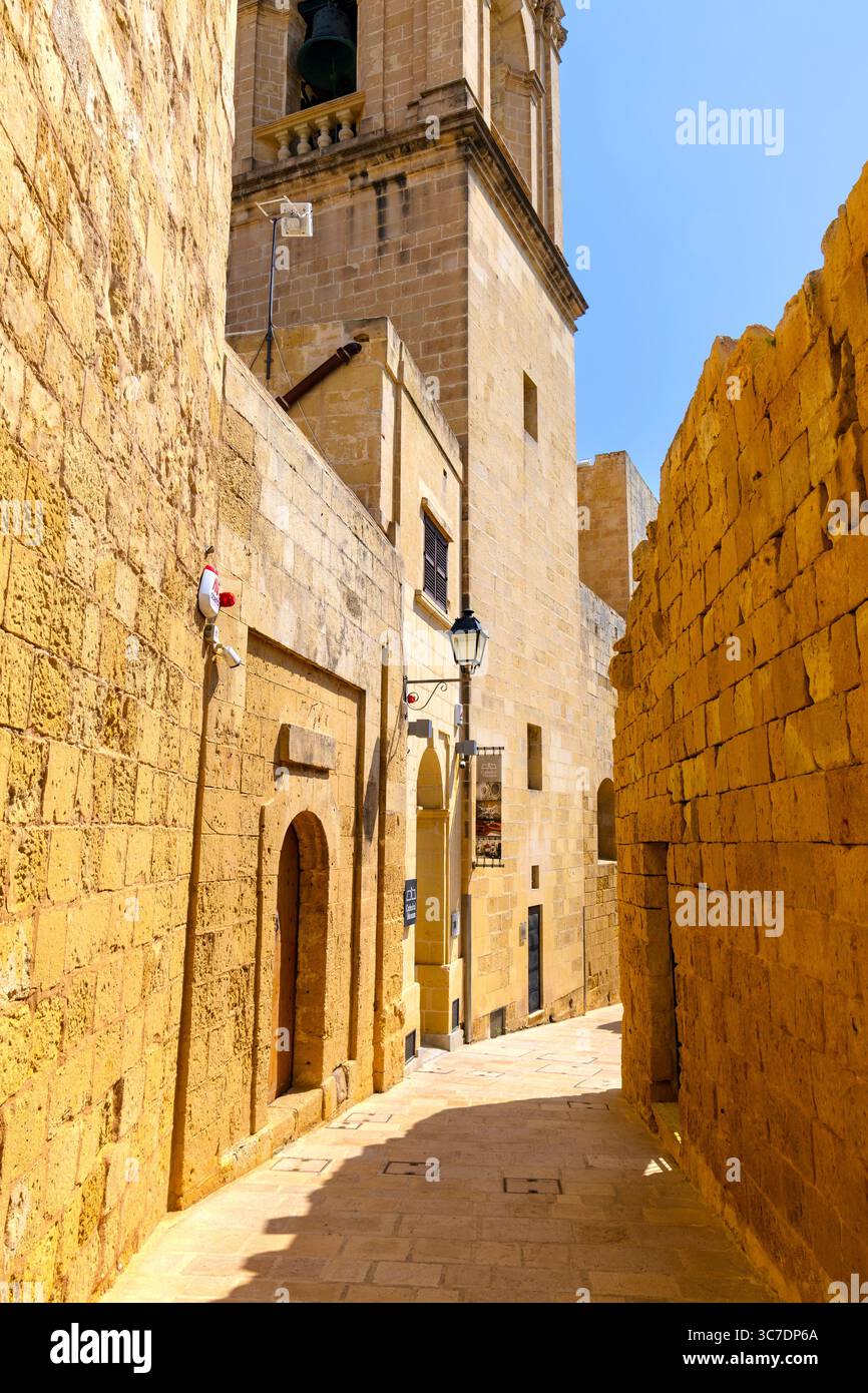Extérieur du Musée de la cathédrale et ruelle étroite dans la Citadelle, Victoria, Gozo, Malte Banque D'Images