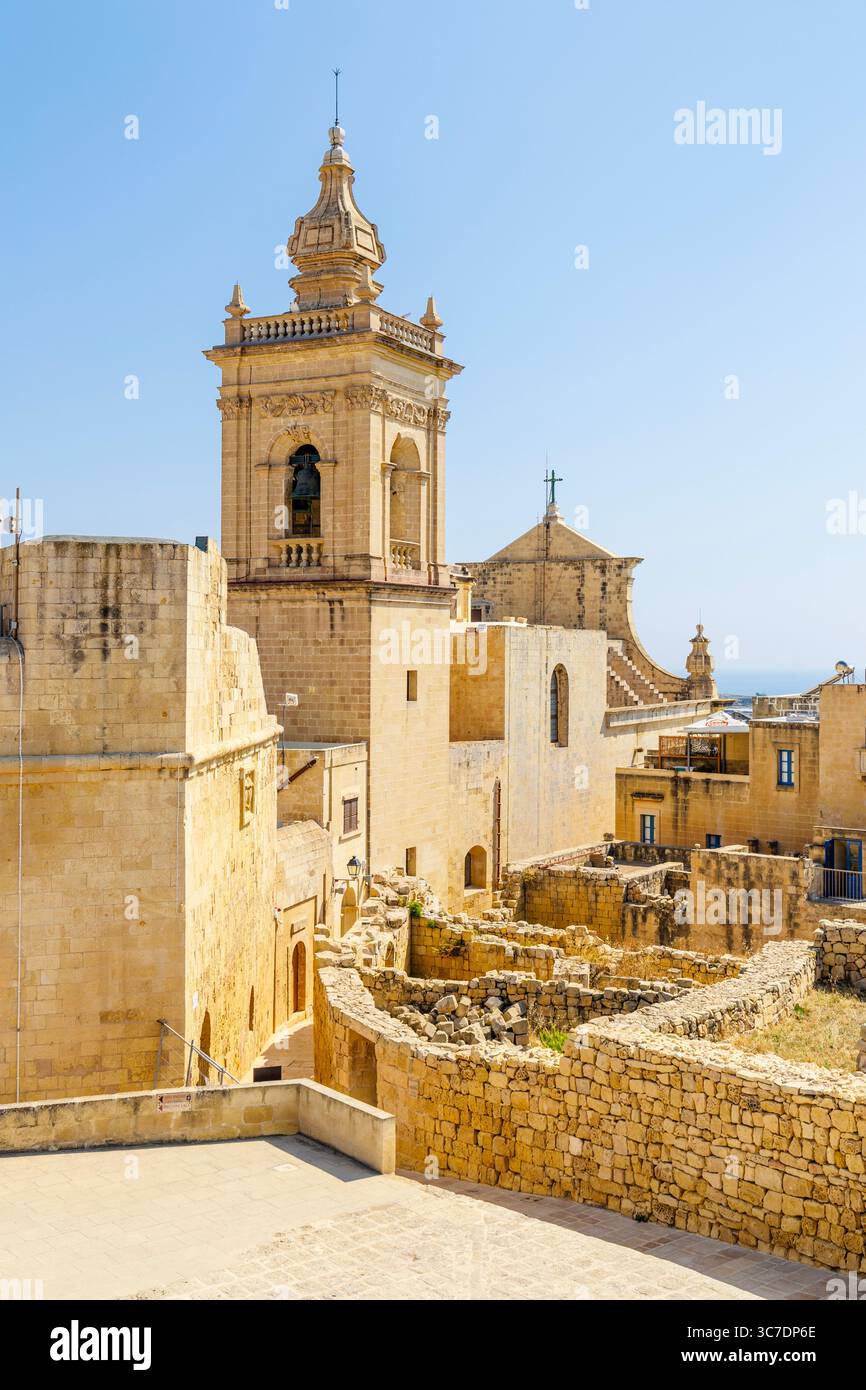 Extérieur du Musée de la cathédrale et ruelle étroite dans la Citadelle, Victoria, Gozo, Malte Banque D'Images