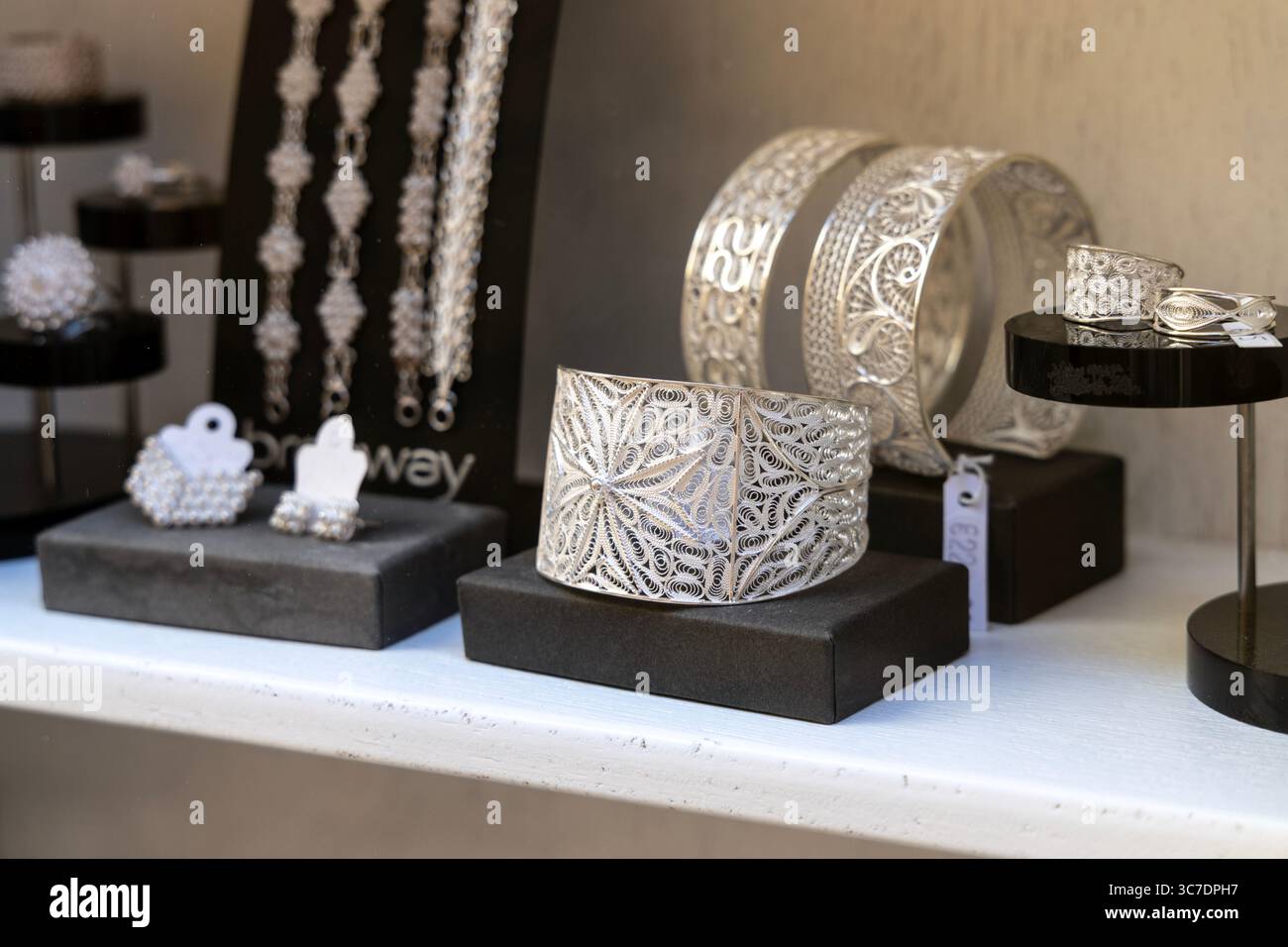 Bijoux en filigrane argent maltais dans un magasin dans la Citadelle, Victoria, Gozo, Malte Banque D'Images