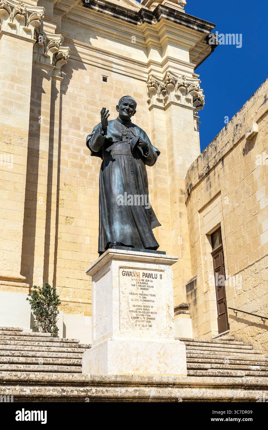Statue du pape Jean-Paul II devant la cathédrale de l'Assomption dans la citadelle de Victoria, Gozo, Malte Banque D'Images