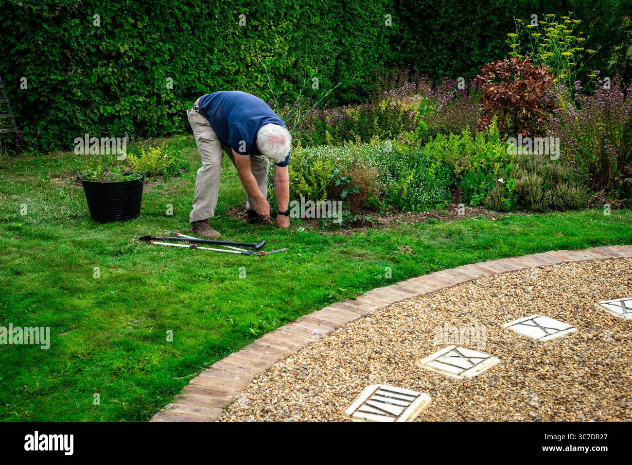 Jardinier travaillant dans le jardin clos à Luton Hoo, Bedfordshire, Royaume-Uni Banque D'Images