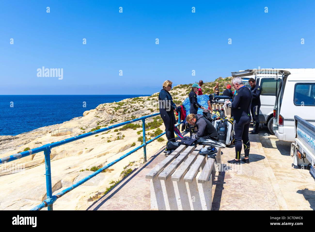 Plongeurs se préparant pour une plongée au site de Xatt l-Ahmar, Gozo, Malte Banque D'Images