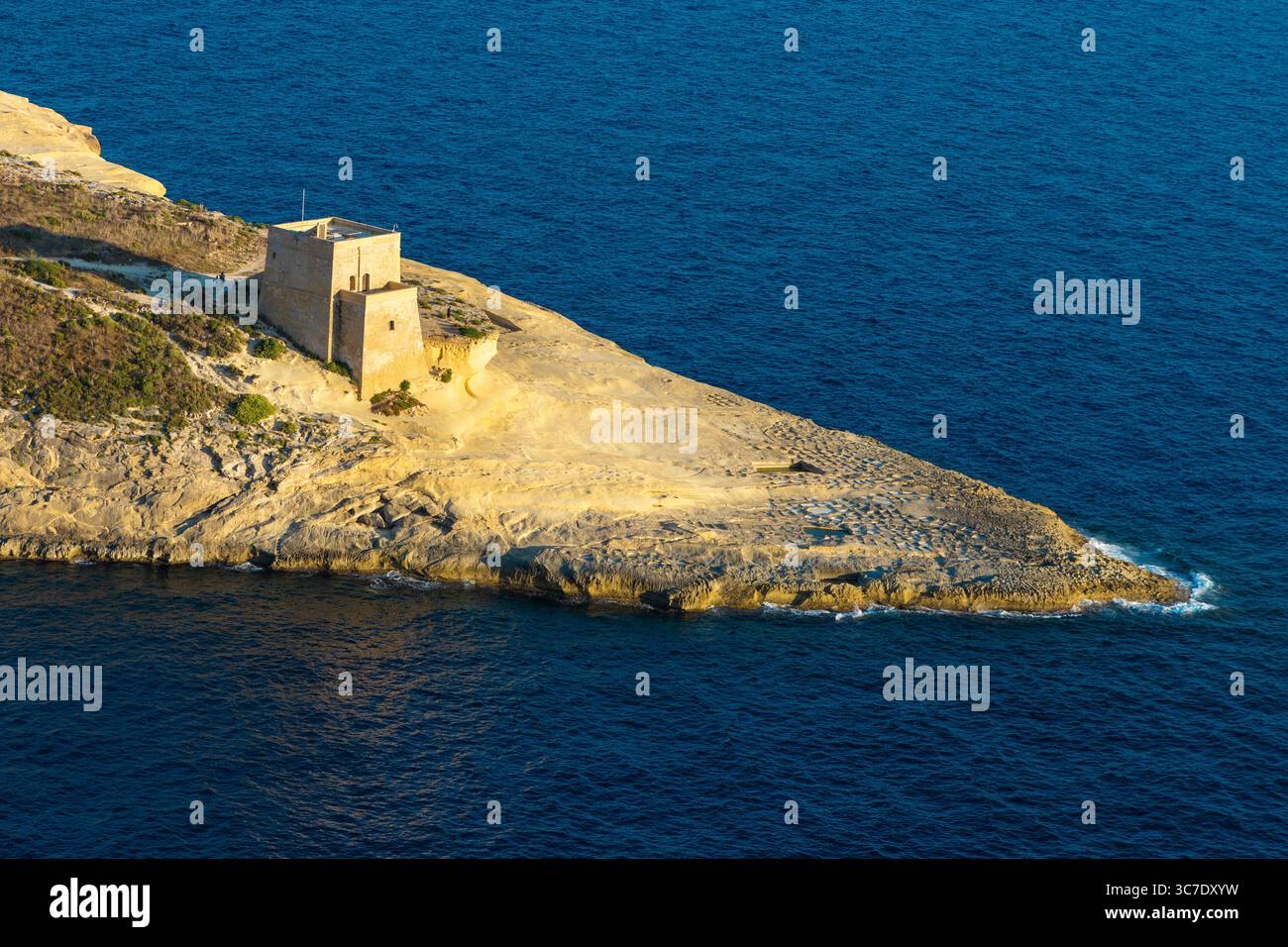 Tour Xlendi du XVIIe siècle (Torri tax-Xlendi) et marais salants, baie de Xlendi, Gozo, Malte Banque D'Images