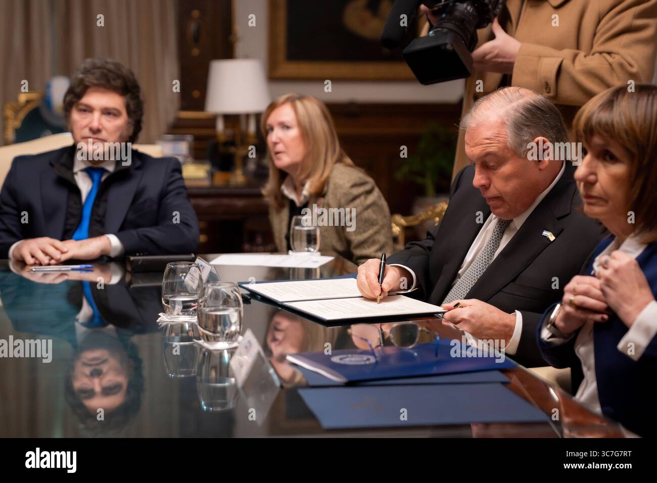 Kristi Noem, secrétaire du Département américain de la sécurité intérieure (DHS), rencontre le président argentin Javier Milei au Palais présidentiel Casa Rosada à Buenos Aires, Argentine, le 28 juillet 2025. (Photo DHS de Tia Dufour) Banque D'Images