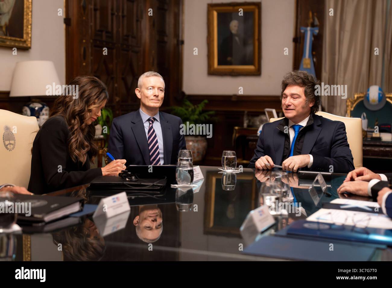 Kristi Noem, secrétaire du Département américain de la sécurité intérieure (DHS), rencontre le président argentin Javier Milei au Palais présidentiel Casa Rosada à Buenos Aires, Argentine, le 28 juillet 2025. (Photo DHS de Tia Dufour) Banque D'Images