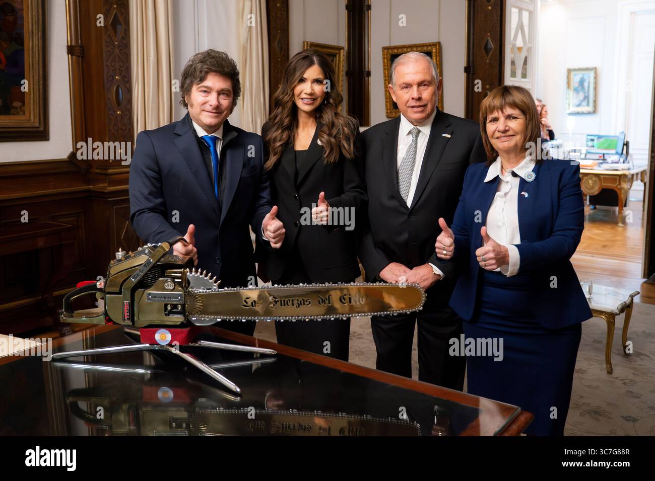 Kristi Noem, secrétaire du Département américain de la sécurité intérieure (DHS), rencontre le président argentin Javier Milei au Palais présidentiel Casa Rosada à Buenos Aires, Argentine, le 28 juillet 2025. (Photo DHS de Tia Dufour) Banque D'Images