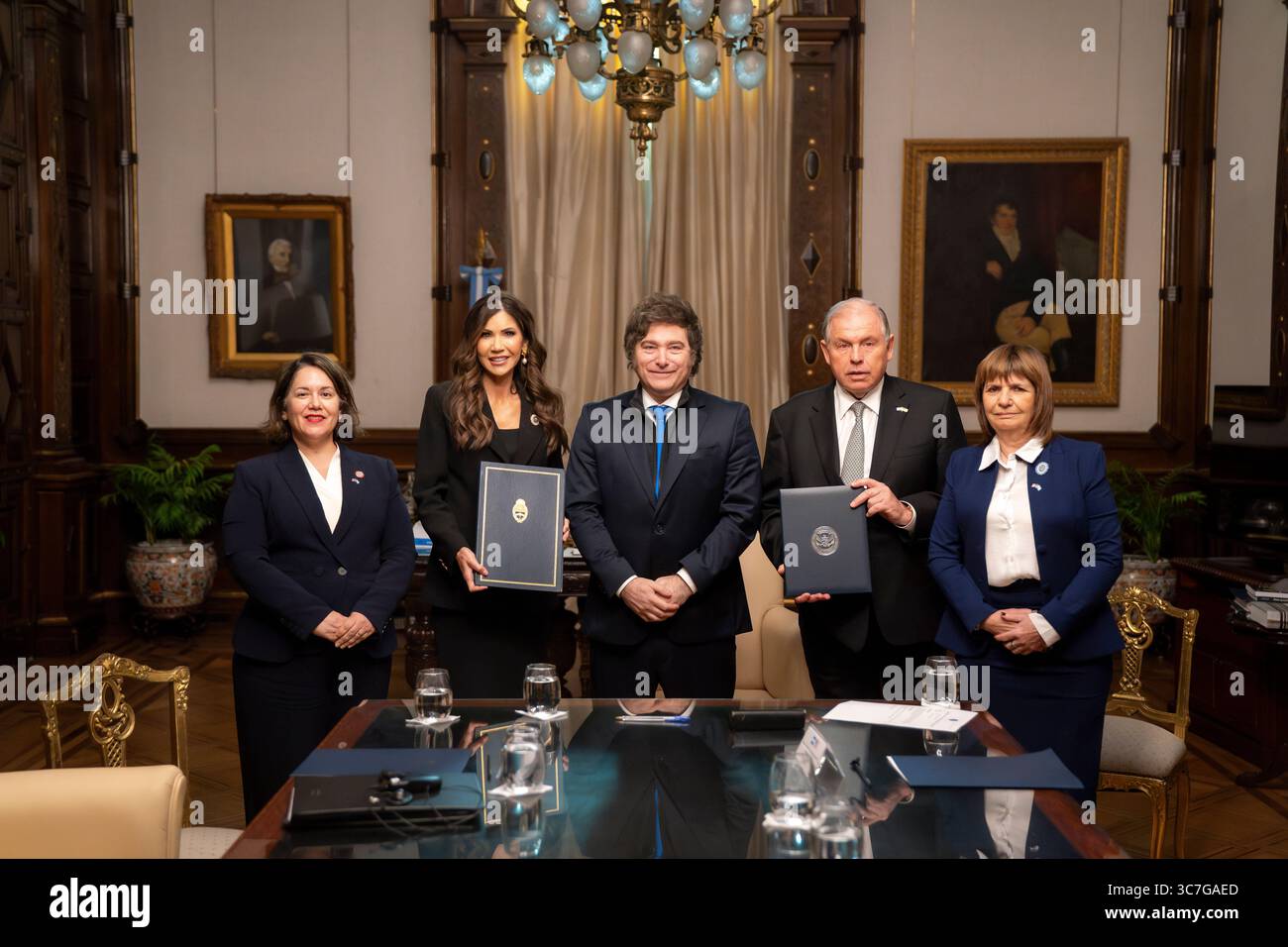 Kristi Noem, secrétaire du Département américain de la sécurité intérieure (DHS), rencontre le président argentin Javier Milei au Palais présidentiel Casa Rosada à Buenos Aires, Argentine, le 28 juillet 2025. (Photo DHS de Tia Dufour) Banque D'Images