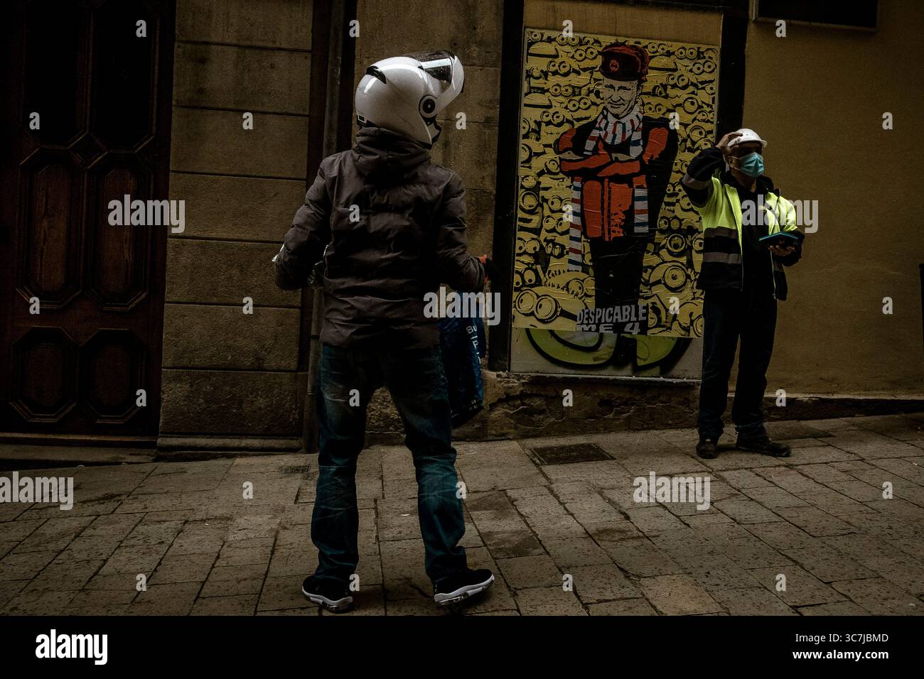 8 février 2021, Barcelon, Catalogne, Espagne : les navetteurs passent devant un nouveau graffiti de l'artiste urbain italien 'TVBoy', Salvatore Benintende, intitulé 'Despicable me 4' et nommé d'après une célèbre franchise de films mettant en vedette le président russe Vladimir Poutine devant des sbires (crédit image : © Matthias Oesterle/ZUMA Wire) Banque D'Images