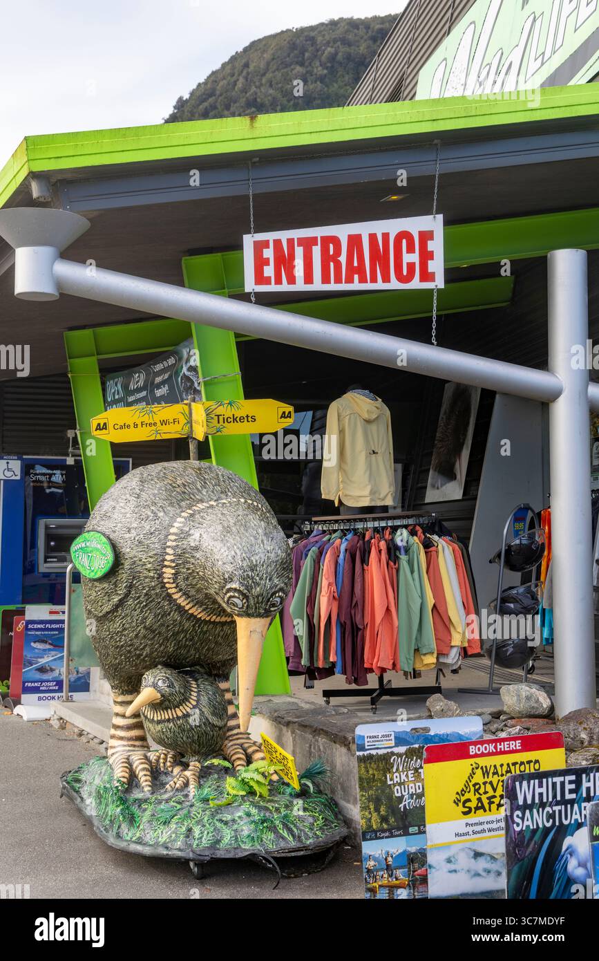 Franz Josef glacier township, le centre de la faune de la côte ouest qui élève des animaux kiwi avec une grande réplique d'oiseau kiwi à l'extérieur, île du Sud, Nouvelle-Zélande Banque D'Images Franz Josef glacier township, le centre de la faune de la côte ouest qui élève des animaux kiwi avec une grande réplique d'oiseau kiwi à l'extérieur, île du Sud, Nouvelle-Zélande Banque D'Images