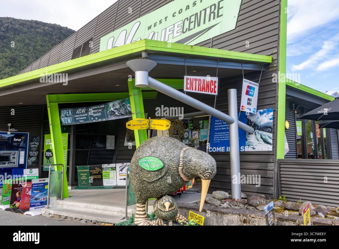 Franz Josef glacier township, le centre de la faune de la côte ouest qui élève des animaux kiwi avec une grande réplique d'oiseau kiwi à l'extérieur, île du Sud, Nouvelle-Zélande Banque D'Images Franz Josef glacier township, le centre de la faune de la côte ouest qui élève des animaux kiwi avec une grande réplique d'oiseau kiwi à l'extérieur, île du Sud, Nouvelle-Zélande Banque D'Images