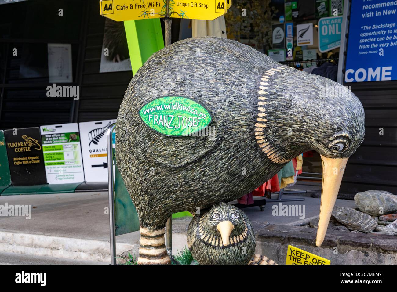 Franz Josef glacier township, le centre de la faune de la côte ouest qui élève des animaux kiwi avec une grande réplique d'oiseau kiwi à l'extérieur, île du Sud, Nouvelle-Zélande Banque D'Images Franz Josef glacier township, le centre de la faune de la côte ouest qui élève des animaux kiwi avec une grande réplique d'oiseau kiwi à l'extérieur, île du Sud, Nouvelle-Zélande Banque D'Images