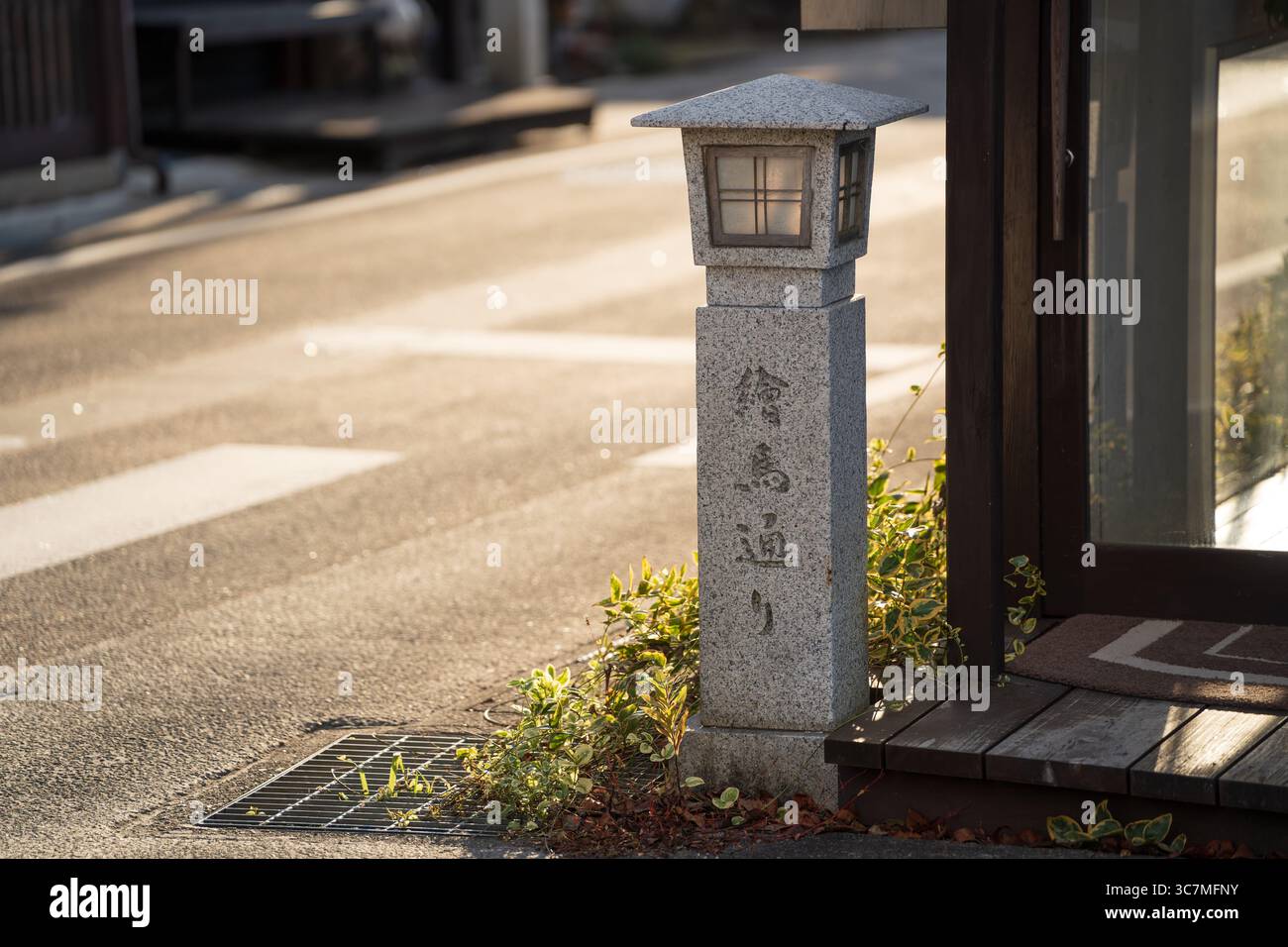 Taga, Shiga, Japon. Le traditionnel Ema-dori, l'approche principale (Omotesando) du Grand Sanctuaire Taga Taisha, bordé de vitrines historiques. Banque D'Images