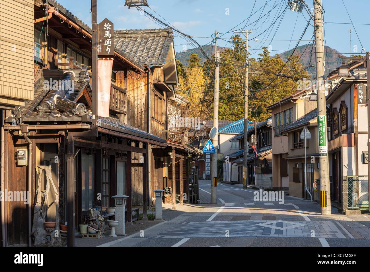 Taga, Shiga, Japon. Le traditionnel Ema-dori, l'approche principale (Omotesando) du Grand Sanctuaire Taga Taisha, bordé de vitrines historiques. Banque D'Images