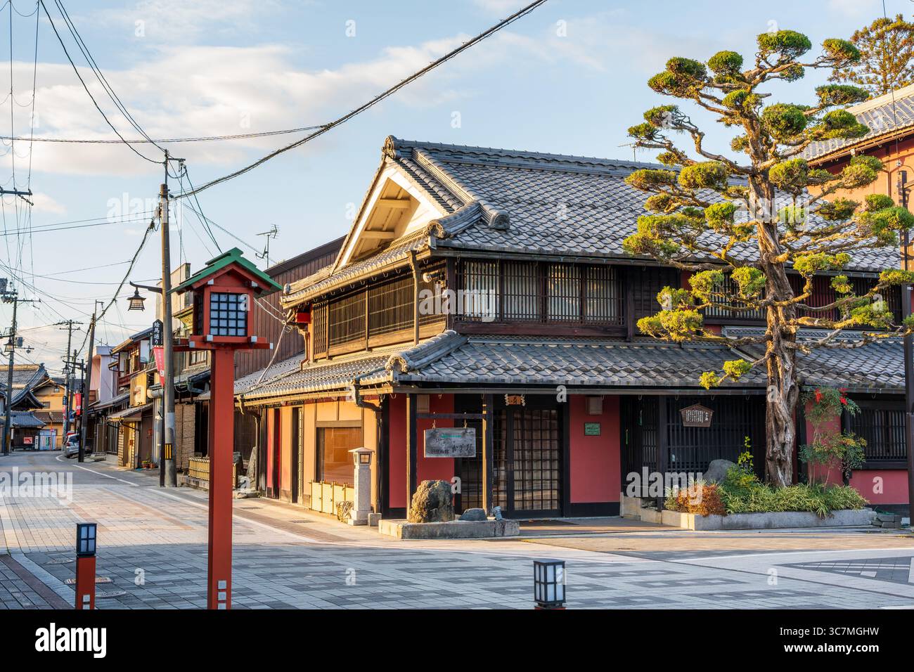 Taga, Shiga, Japon. Le traditionnel Ema-dori, l'approche principale (Omotesando) du Grand Sanctuaire Taga Taisha, bordé de vitrines historiques. Banque D'Images
