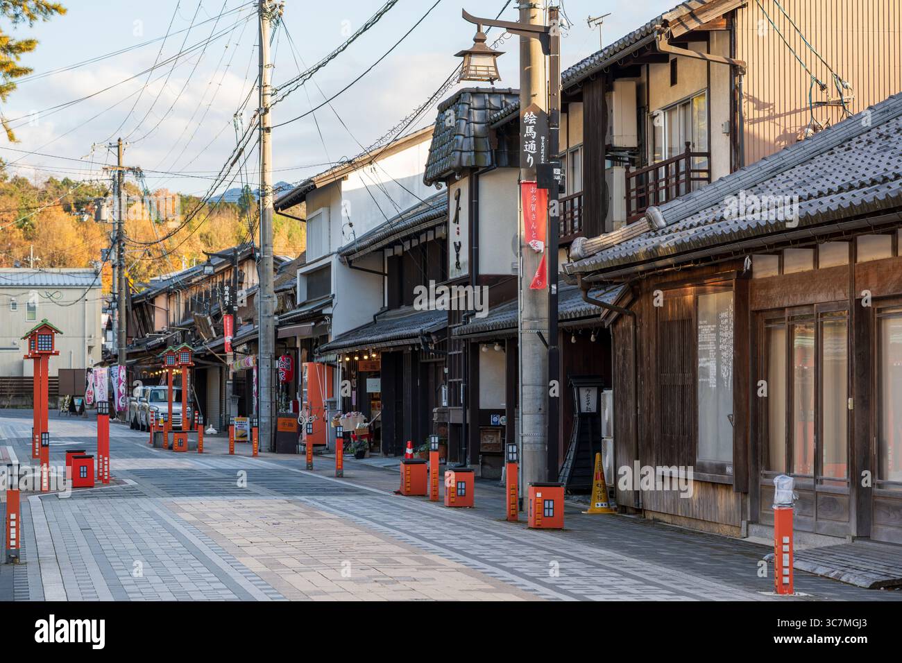 Taga, Shiga, Japon. Le traditionnel Ema-dori, l'approche principale (Omotesando) du Grand Sanctuaire Taga Taisha, bordé de vitrines historiques. Banque D'Images