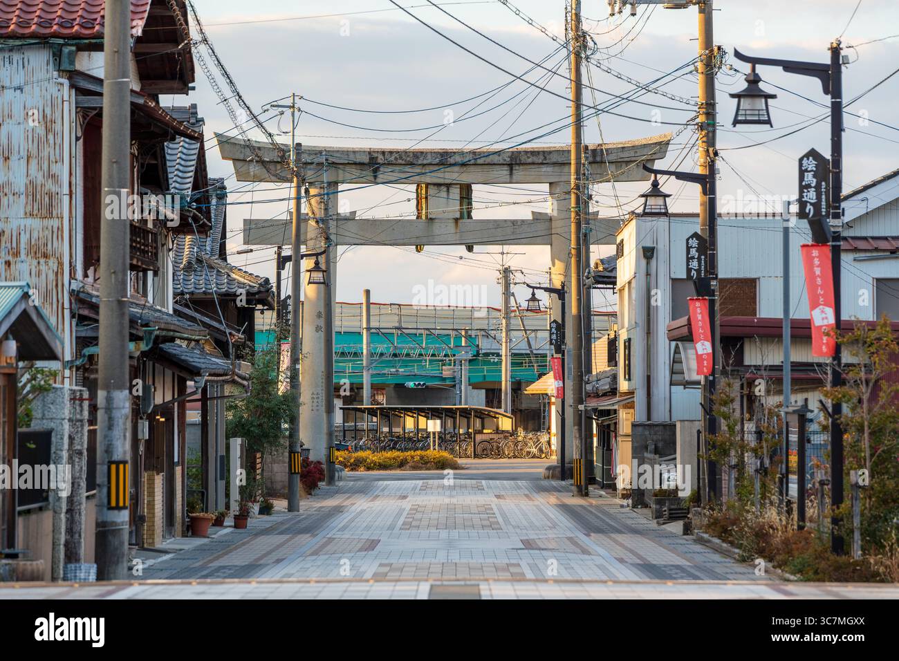 Taga, Shiga, Japon. Le traditionnel Ema-dori, l'approche principale (Omotesando) du Grand Sanctuaire Taga Taisha, bordé de vitrines historiques. Banque D'Images