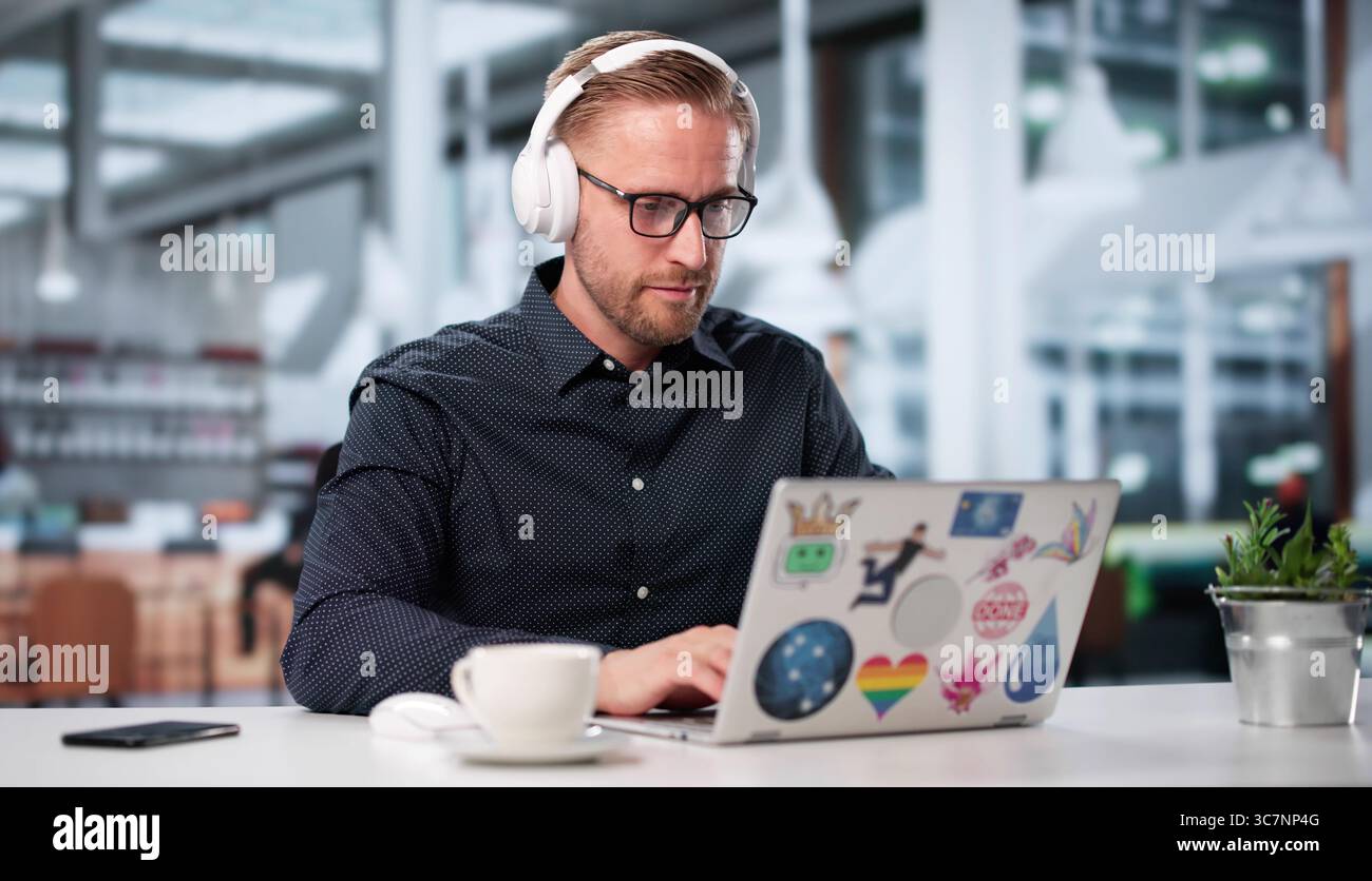 Jeune concepteur de Web création graphique pour le site Web de la société de technologie à partir du café-restaurant. Banque D'Images