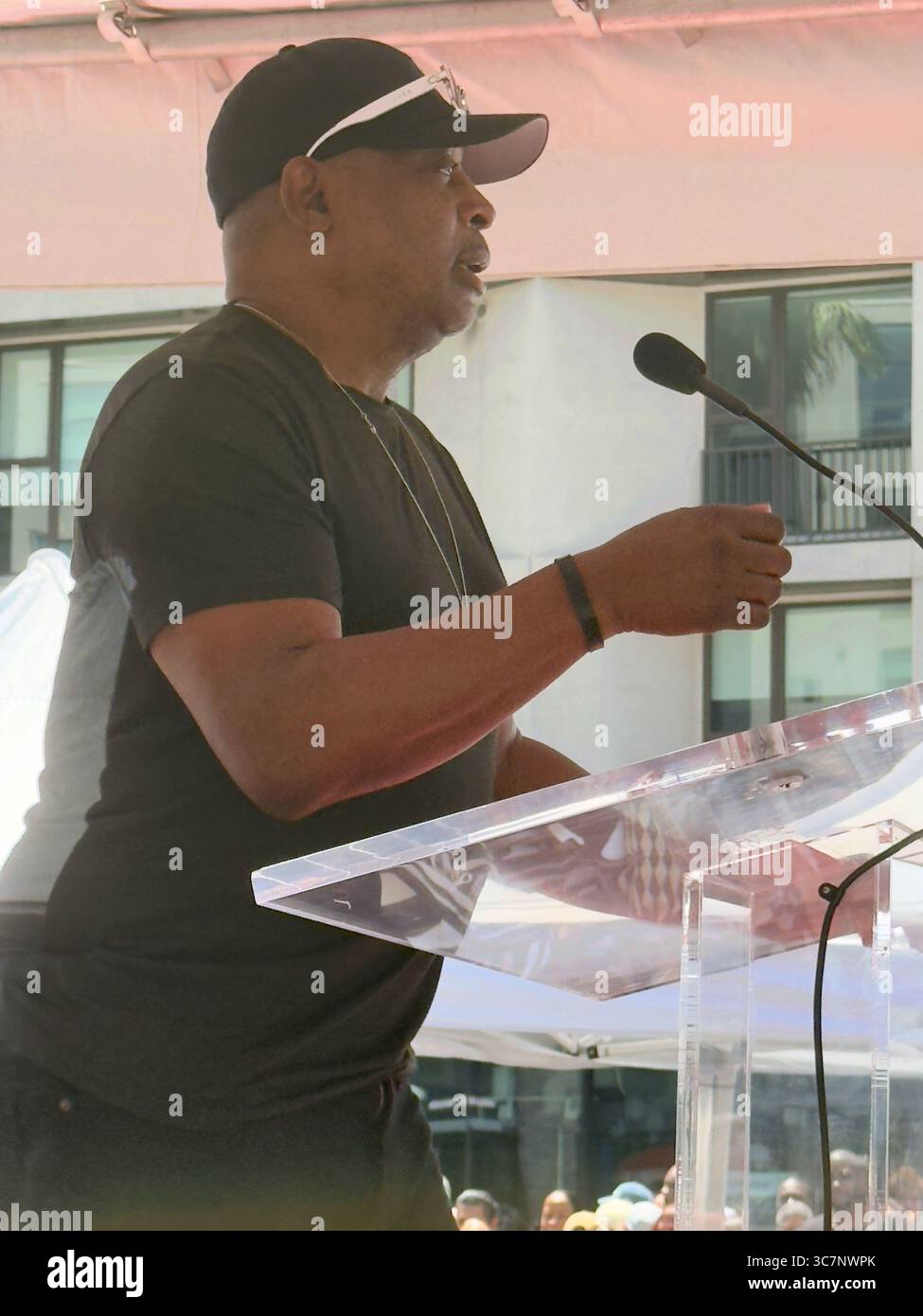 Los Angeles, États-Unis. 01 août 2025. Hollywood, Los Angeles, États-Unis. 1er août 2025. Chuck d, pionnier du hip hop, assiste à la cérémonie du Hollywood Walk of Fame en hommage à Busta Rhymes. Crédit : Sharon Graphics/Alamy Live News Banque D'Images
