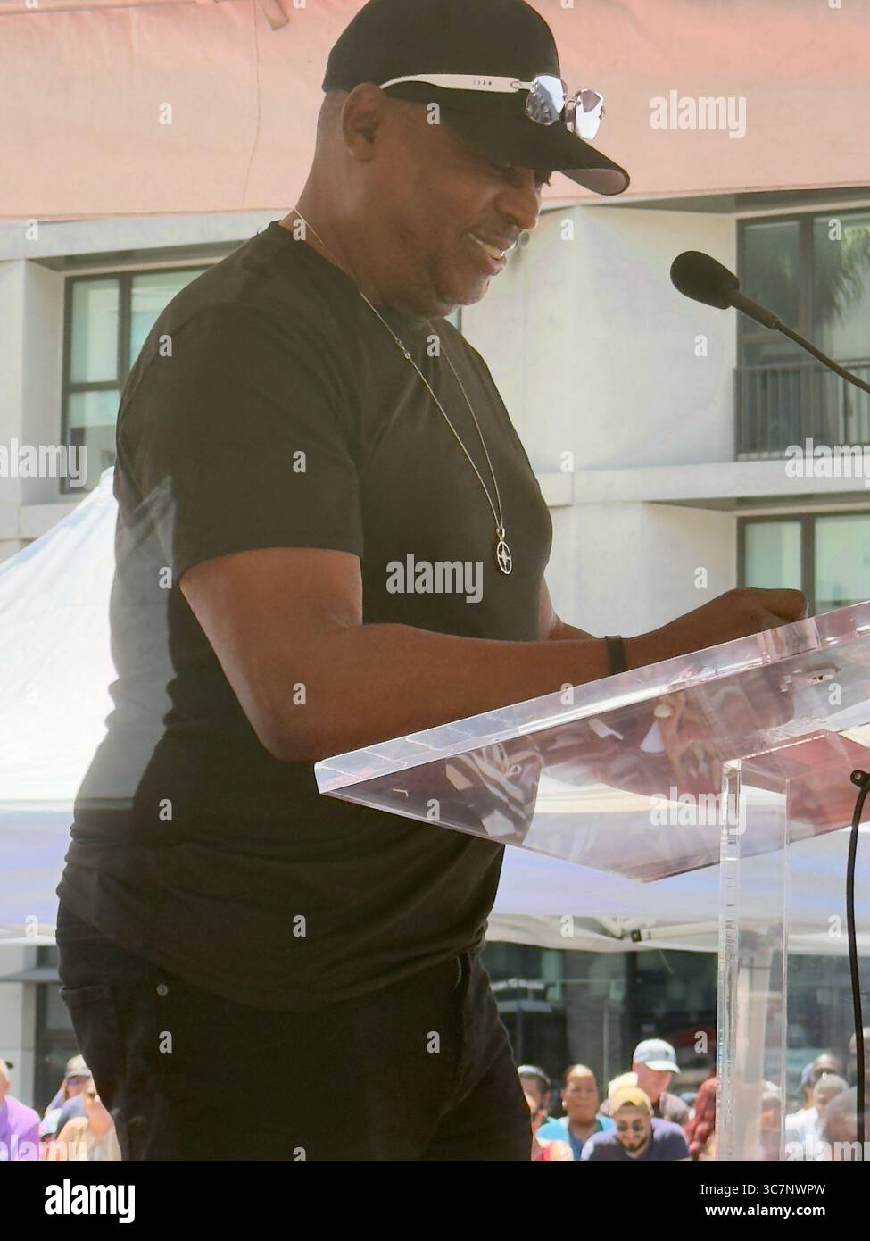 Los Angeles, États-Unis. 01 août 2025. Hollywood, Los Angeles, États-Unis. 1er août 2025. Chuck d, pionnier du hip hop, assiste à la cérémonie du Hollywood Walk of Fame en hommage à Busta Rhymes. Crédit : Sharon Graphics/Alamy Live News Banque D'Images