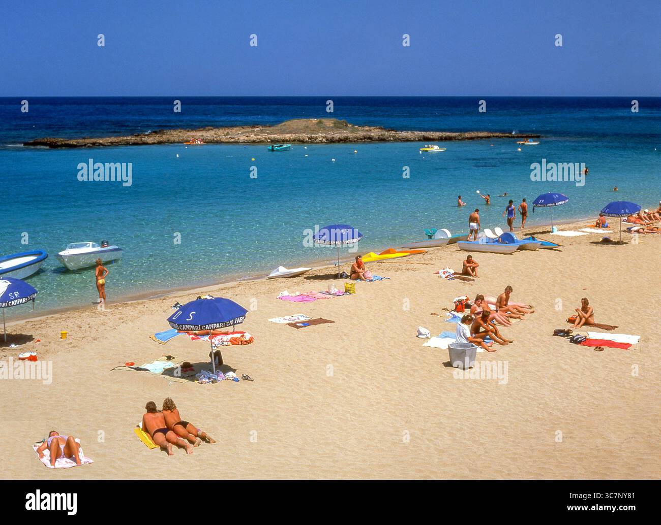 La plage de Nissi, Ayia Napa, District de Famagouste, République de Chypre Banque D'Images