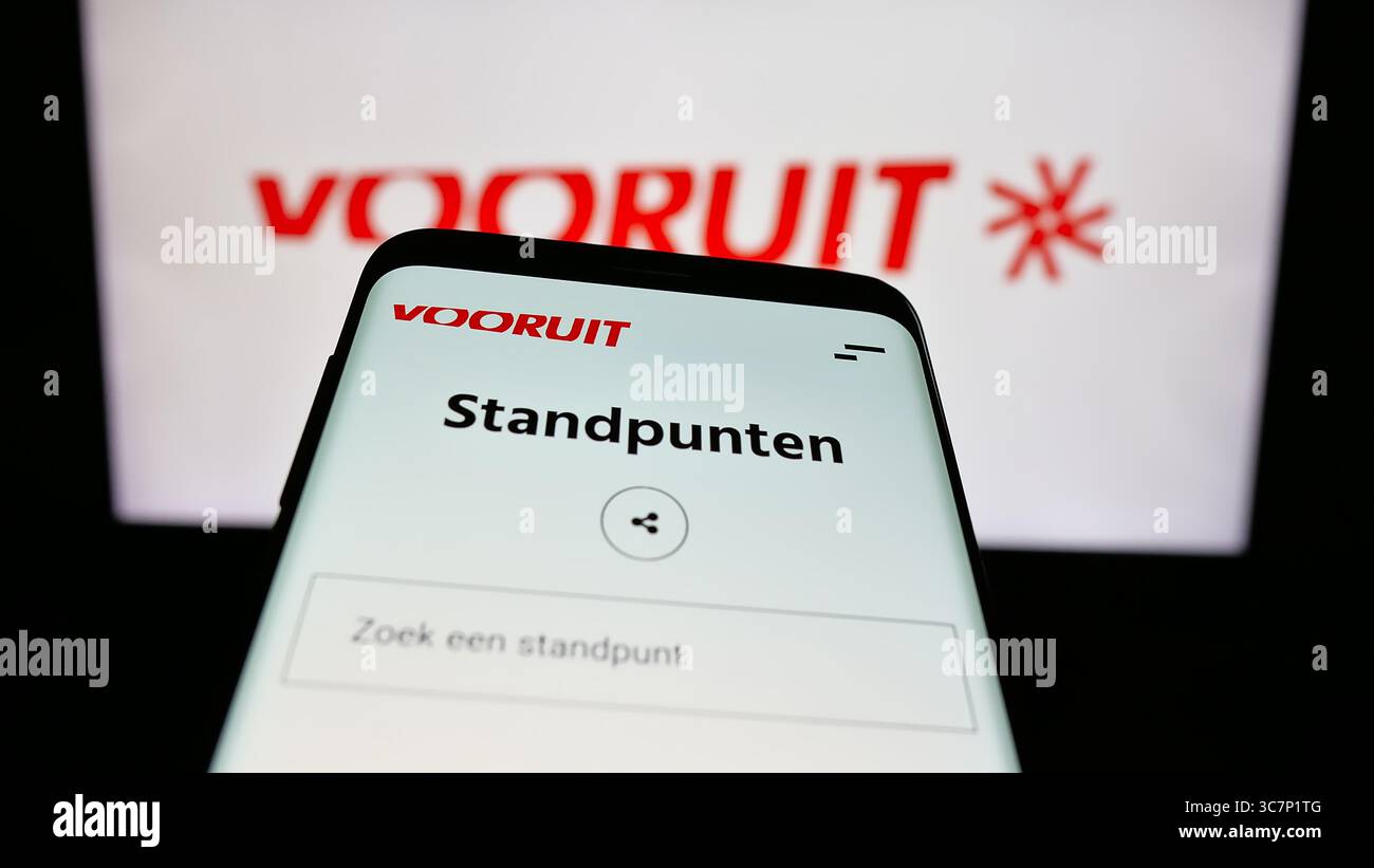 Stuttgart, Allemagne - 07-10-2025 : téléphone portable avec le site du parti politique flamand Vooruit sur l'écran devant le logo. Banque D'Images