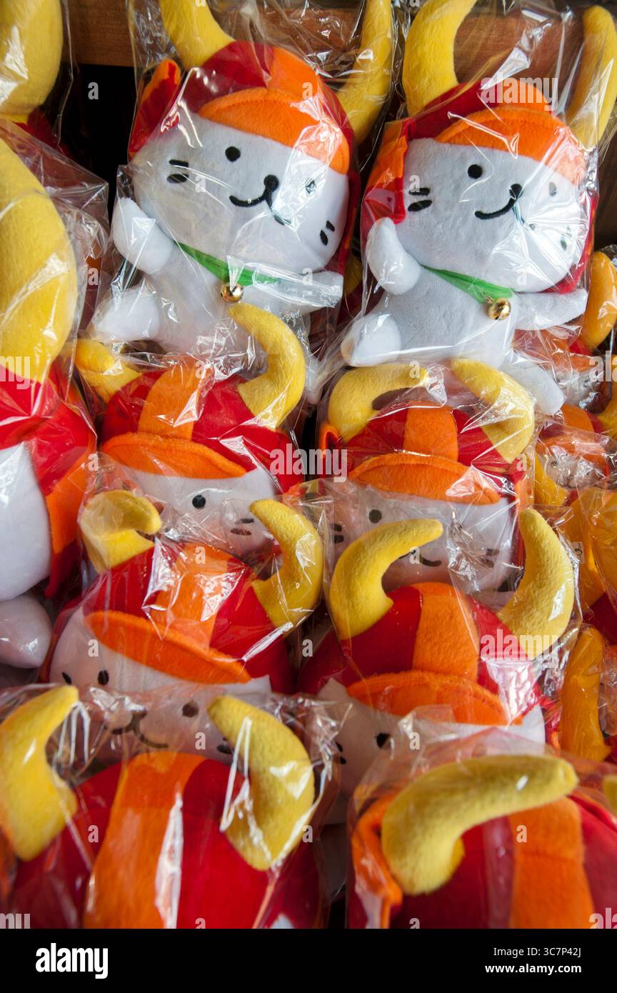 Hikon-yan, le personnage de mascotte yuru-kyara en version animale en peluche à vendre à Hikone, Shiga, Japon. Hikonyan est un chat avec un casque de samouraï. Banque D'Images
