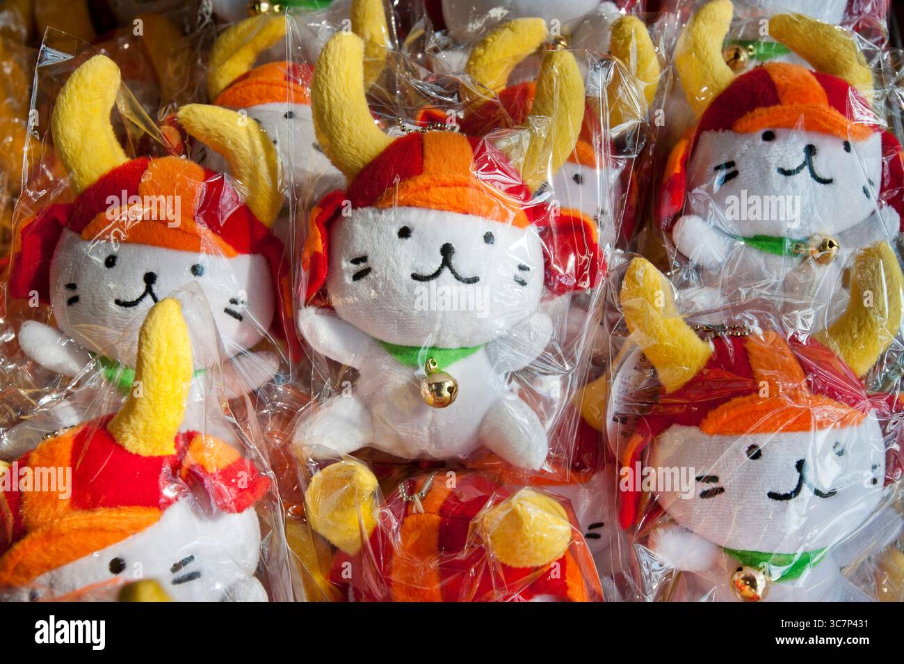 Hikon-yan, le personnage de mascotte yuru-kyara en version animale en peluche à vendre à Hikone, Shiga, Japon. Hikonyan est un chat avec un casque de samouraï. Banque D'Images