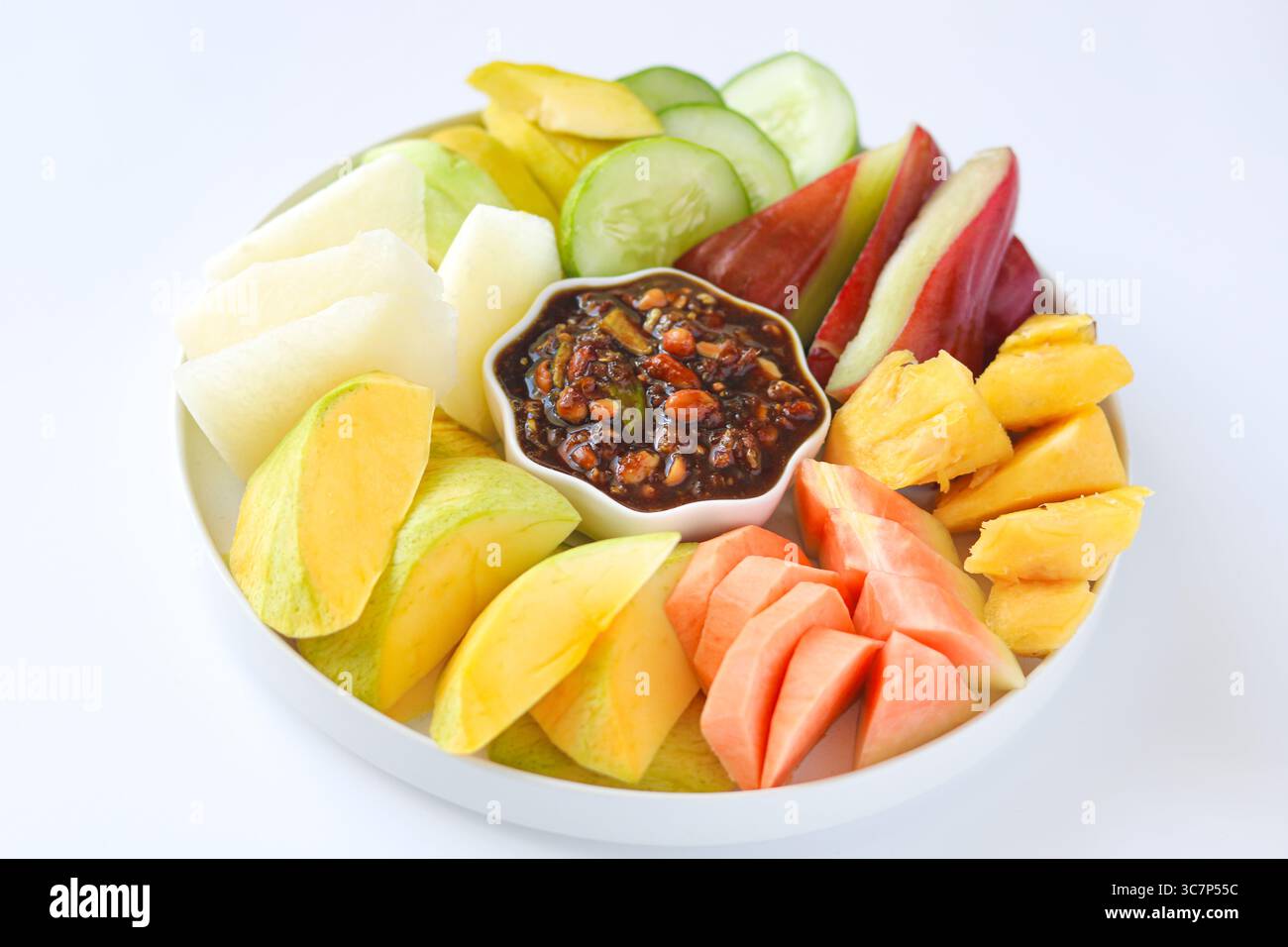Gros plan sur le Rujak (Roejak), un plat traditionnel indonésien composé de fruits et légumes frais assortis, disposés sur une assiette blanche. Banque D'Images