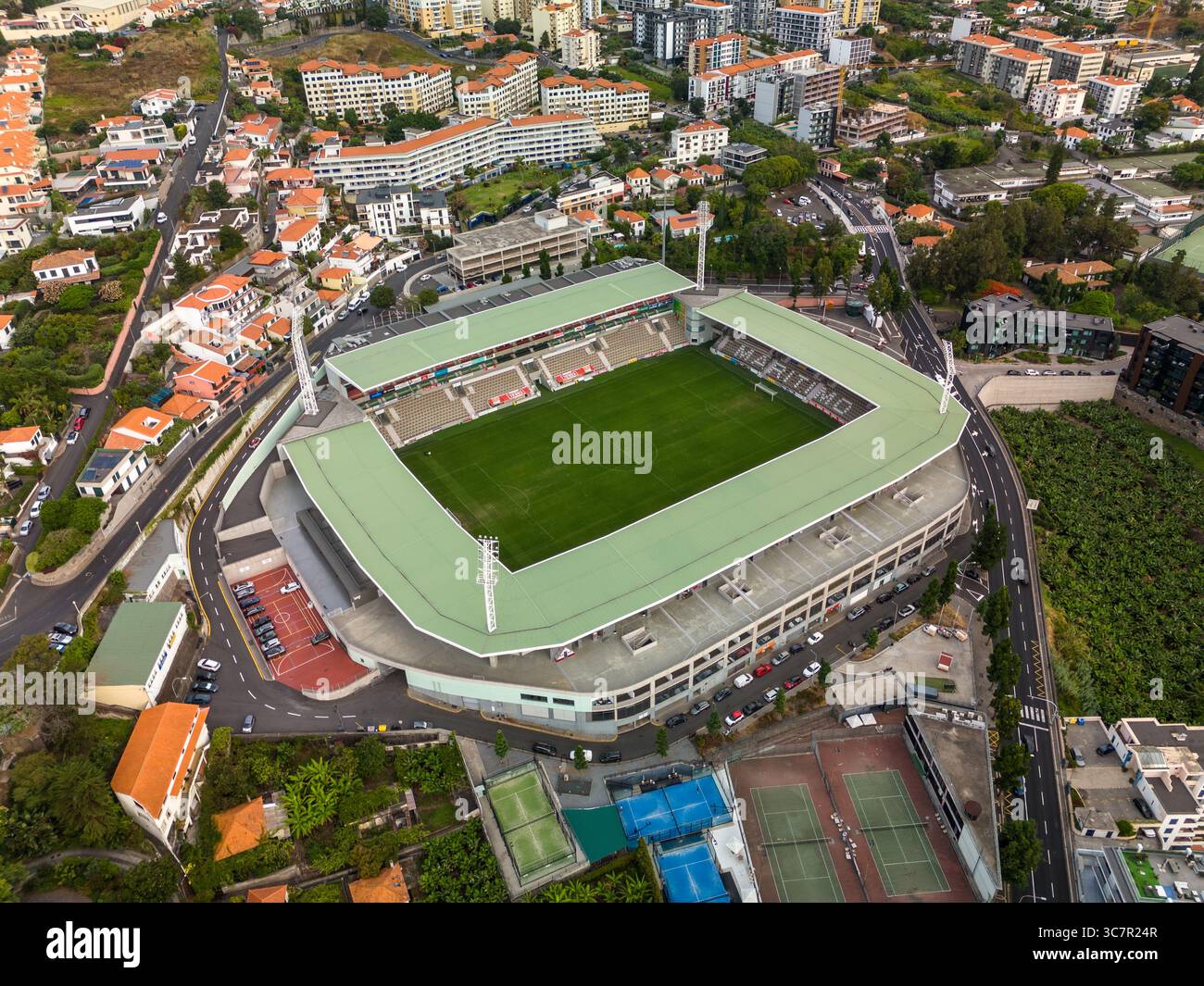 Le Estádio do Marítimo, anciennement appelé Estádio dos Barreiros, est un stade de football situé dans la ville de Funchal, Madère.vue aérienne Banque D'Images