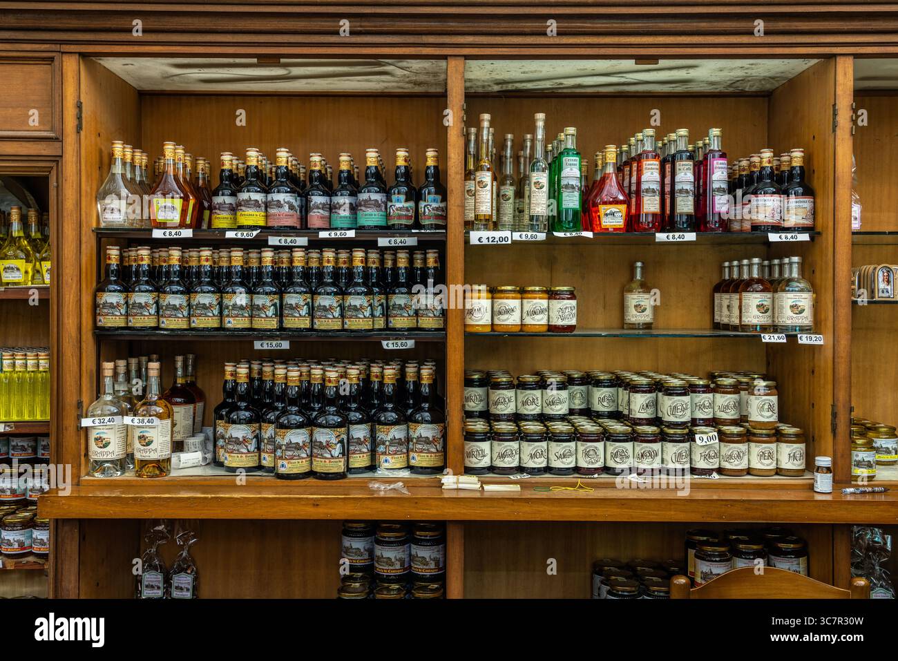 Dans l'abbaye cistercienne de Casamari, la pharmacie est dédiée à la vente de plantes médicinales et de liqueurs produites par les moines. Veroli, Frosinone Banque D'Images