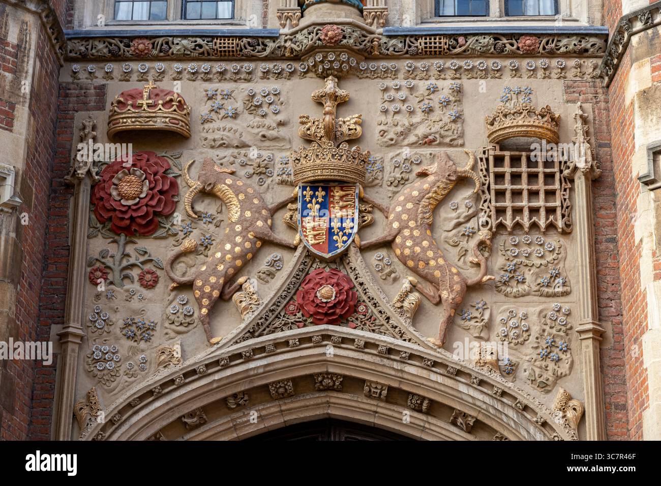 Cambridge, Angleterre. Armoiries héraldiques de Margaret Beaufort sur la façade du St John's College, flanquée de ses partisans, deux yales ou centicores, avec th Banque D'Images