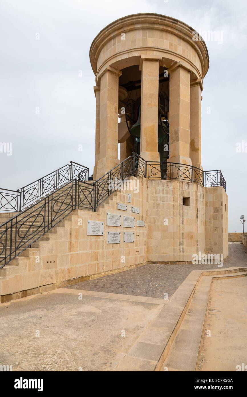 Valette, Malte – 21 juin 2021 : le Mémorial de guerre de Siege Bell avec des plaques et des escaliers commémorant les victimes de la seconde Guerre mondiale. Banque D'Images