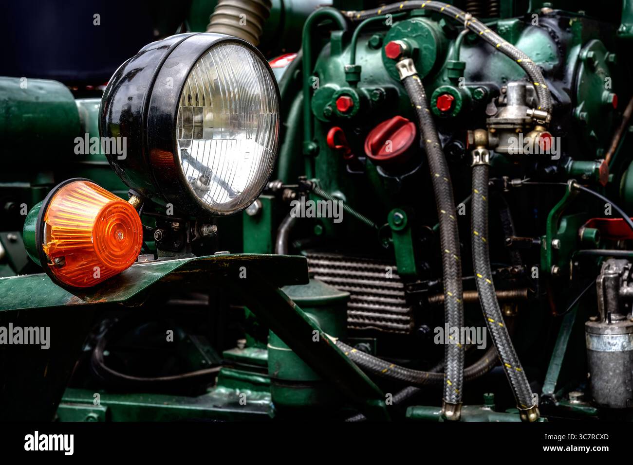 Détail d'un vieux tracteur ancien moteur de minuterie et le phare Banque D'Images