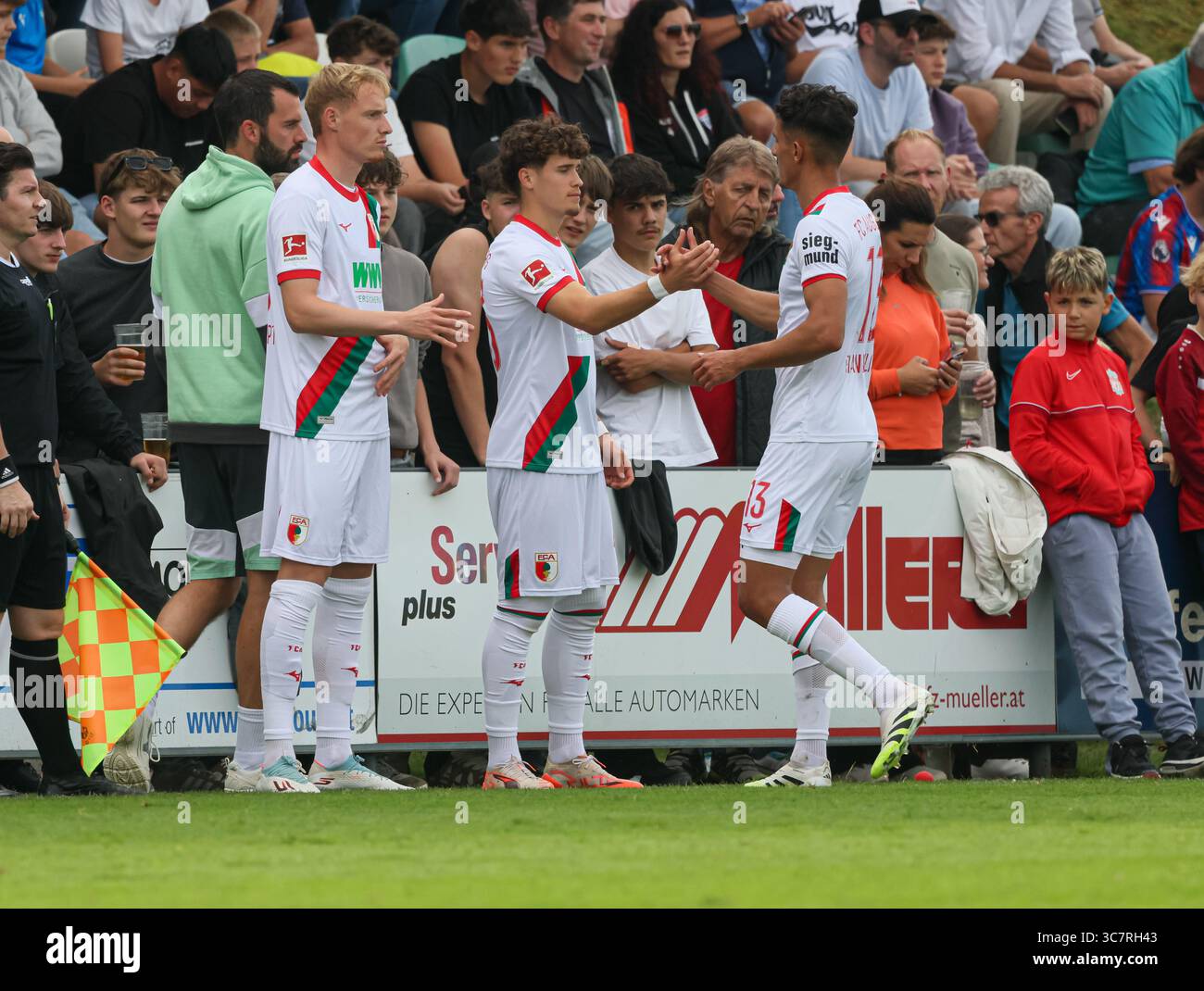 Bad Wimsbach, Deutschland. 01 août 2025. Spielerwechsel, Einwechselung, Tim Breithaupt (FC Ausburg #18), Oliver Sorg (FC Augsburg #43) gegen Dimitrios Giannoulis (FC Augsburg #13) ; TESTSPIEL FC Augsburg - Crystal Palace, Spielort Bad Wimsbach, HF-Stadion ; FC Augsburg, Trainingslager, Kollerschlag, Österreich crédit : dpa/Alamy Live News Banque D'Images