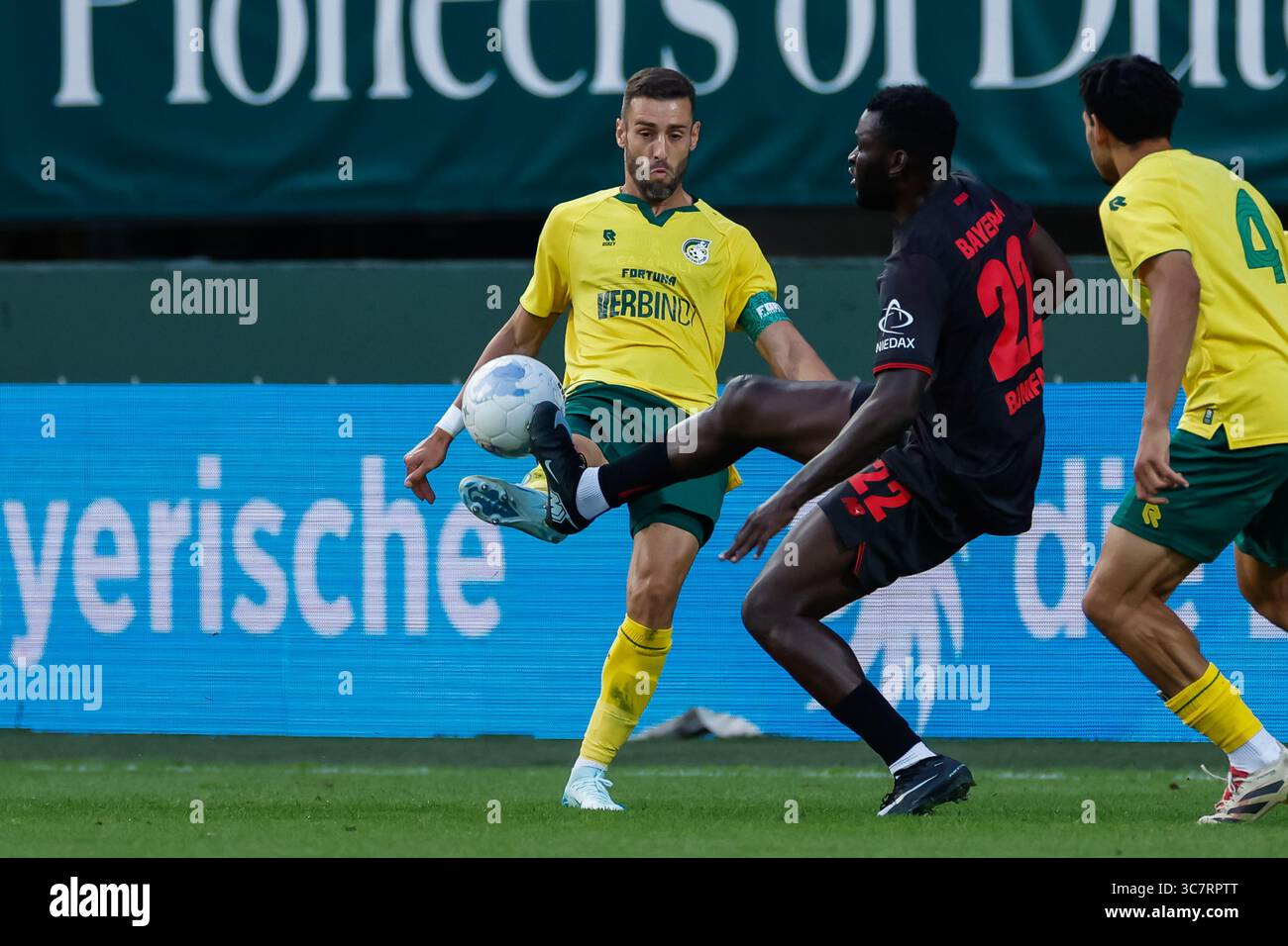 Ivo Pinto de Fortuna Sittard et Victor Boniface de Bayer Leverkusen se battent pour le ballon lors du match amical de pré-saison entre Fortuna Sittard Banque D'Images