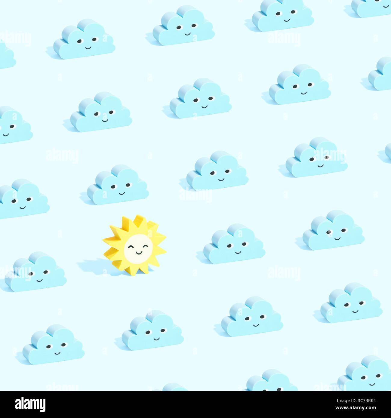 Motif de nuages bleus de jouet et soleil jaune sur un fond bleu clair Banque D'Images