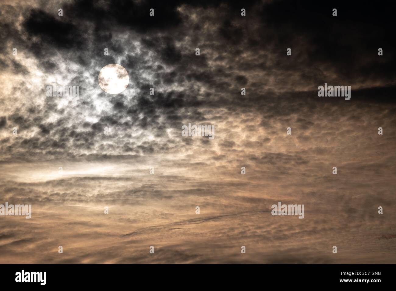 Soleil derrière les nuages Banque D'Images