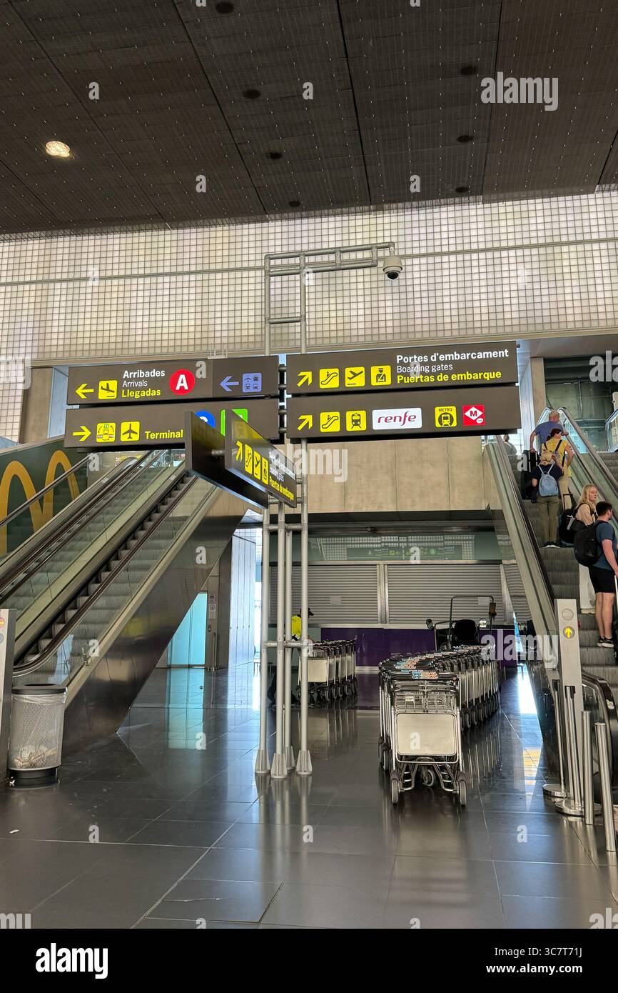 BARCELONE, ESPAGNE- 29 MAI 2024 : escalator moderne à l'intérieur de l'aéroport international El Prat de Barcelone, espace architectural propre avec des passagers et Banque D'Images