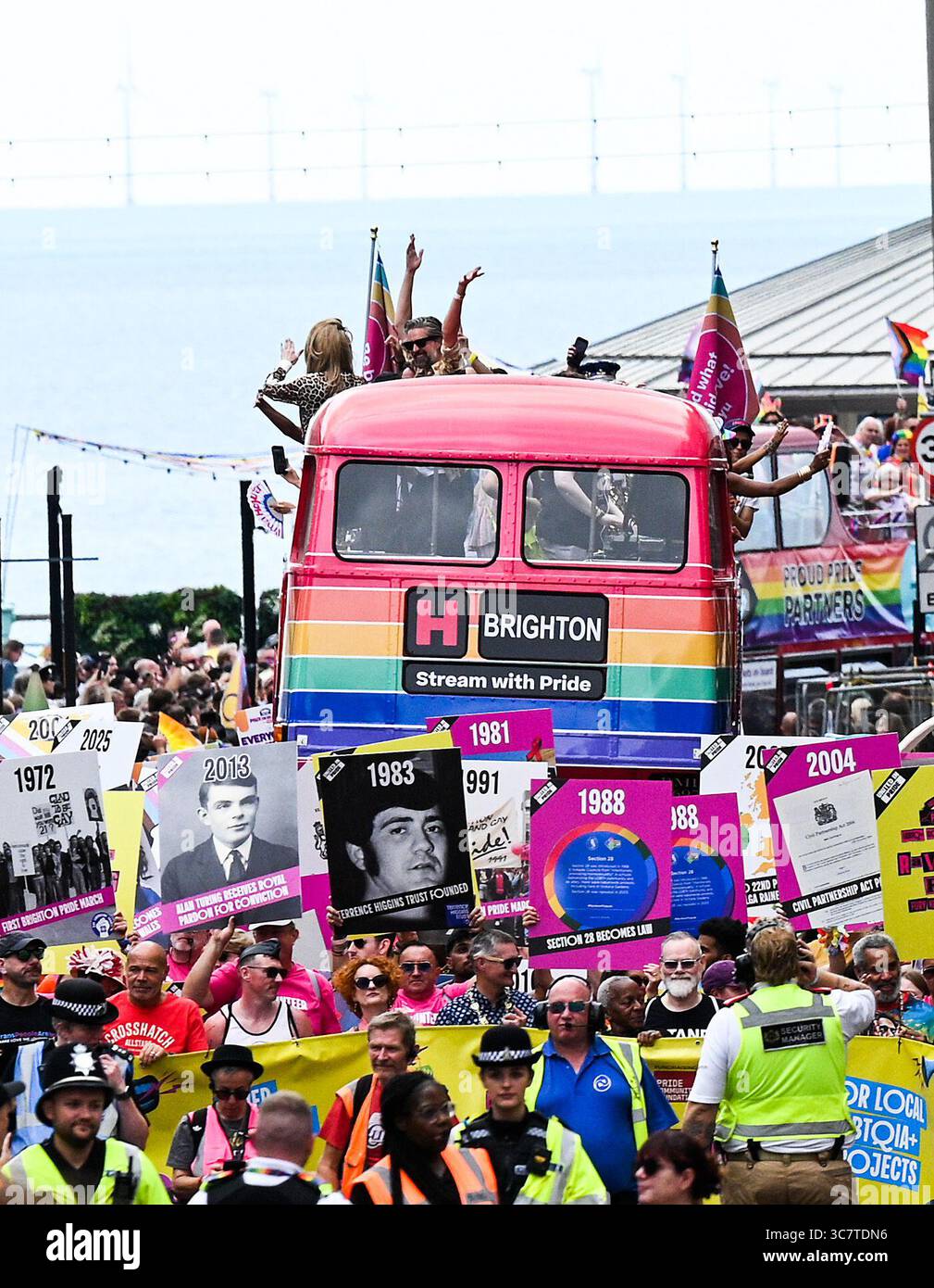 Brighton UK 2 août 2025 - des milliers de personnes participent au défilé et aux célébrations de la Brighton & Hove Pride ce week-end. Reconnu comme le festival international de la fierté le plus populaire, Brighton & Hove Pride attire un public diversifié du monde entier et est UKÕs attraction touristique annuelle la plus populaire de la ville : Credit Simon Dack /Alamy Live News Banque D'Images