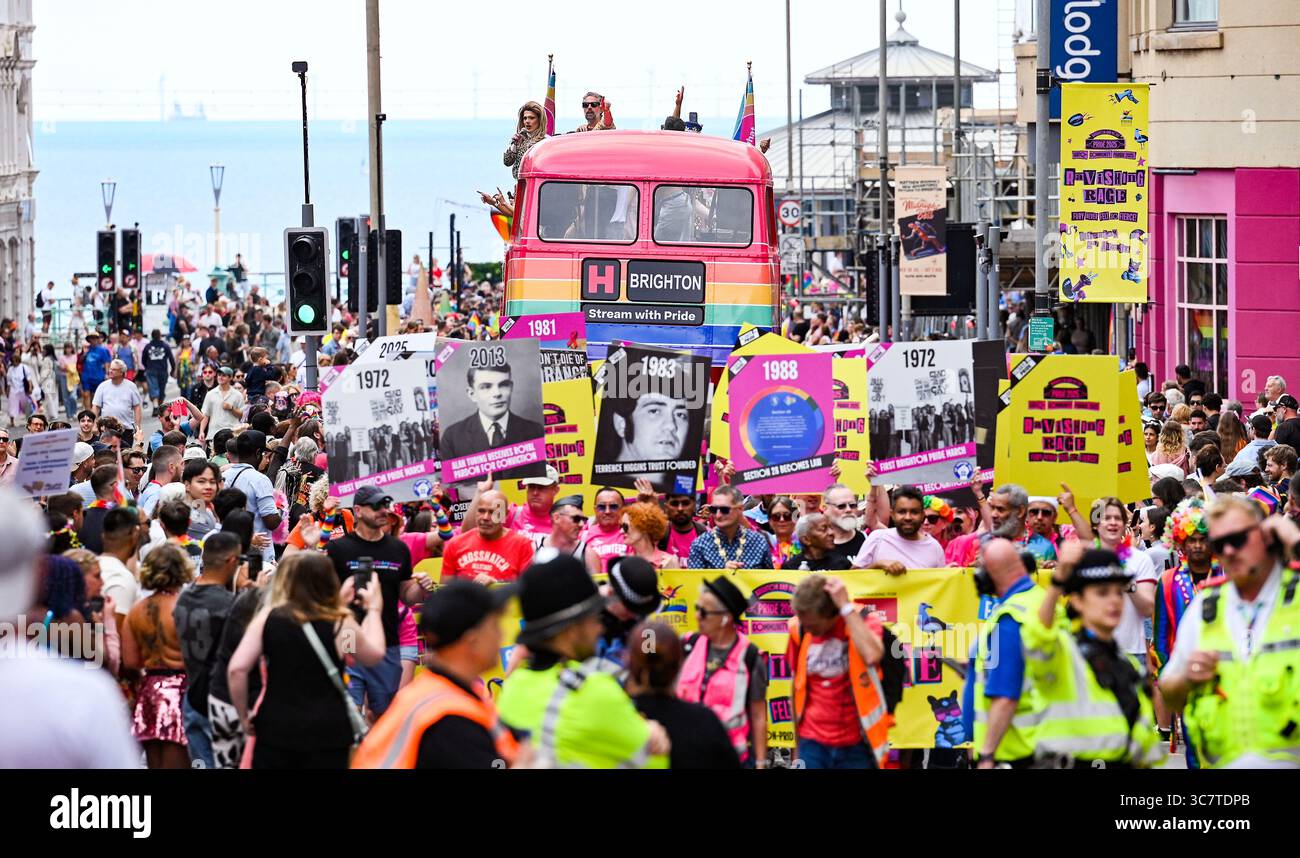 Brighton UK 2 août 2025 - des milliers de personnes participent au défilé et aux célébrations de la Brighton & Hove Pride ce week-end. Reconnu comme le festival international de la fierté le plus populaire du Royaume-Uni, Brighton & Hove Pride attire un public diversifié du monde entier et est l'attraction touristique annuelle la plus populaire de la ville : Credit Simon Dack / Alamy Live News Banque D'Images