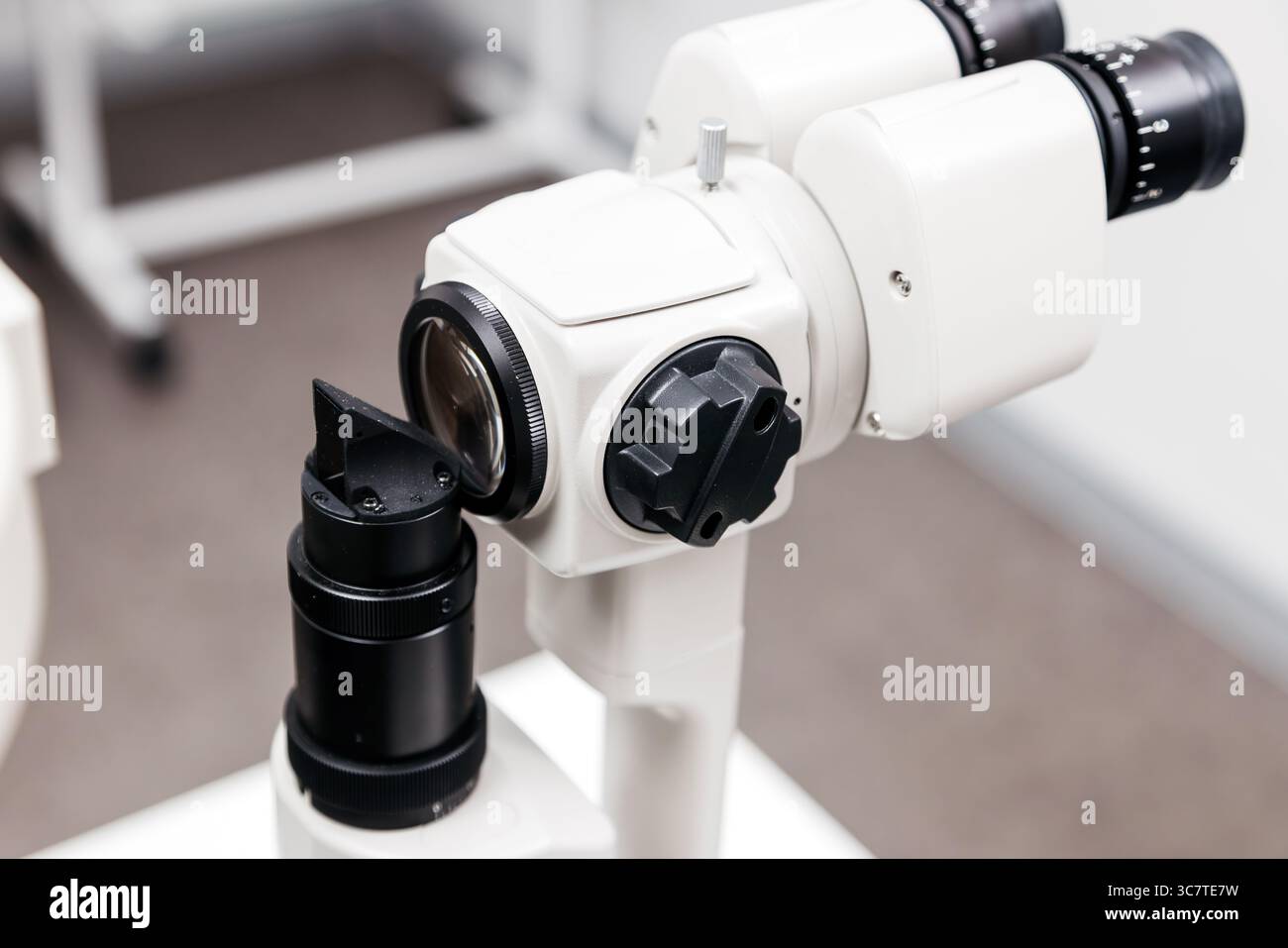 Vue rapprochée de l'équipement d'ophtalmologie mettant en évidence la technologie avancée de test de la vision, avec optique détaillée et mécanique de précision pour l'occlusion oculaire Banque D'Images