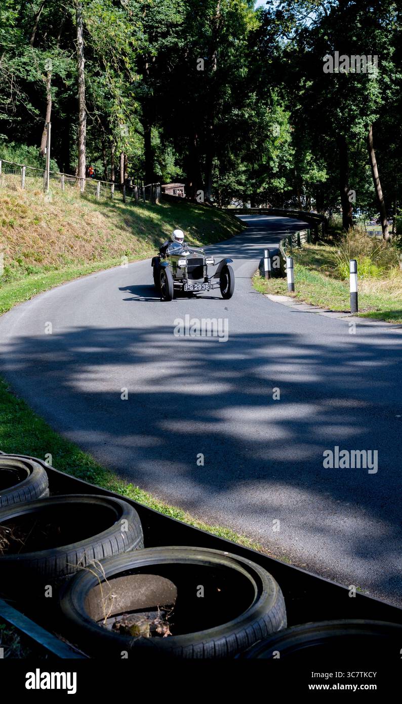 V.S.C.C. Prescott Speed Hill Climb event, Prescott Hill, Gotherington, Gloucestershire, Angleterre, ROYAUME-UNI. 2 et 3 août 2025. Les membres du Vintage Sports car Club (V.S.C.C.) qui participent au championnat de vitesse de la ronde 5 du club à l'historique Prescott Hill Climb. Cet événement de deux jours (essais samedi / course dimanche) avec plus de 270 voitures en action tout au long du week-end, fabriqués dès les années 10 et jusqu'à la fin des années 30 pour les voitures de sport et berlines et les voitures de course pré-1941 et la gamme de l'Austin 7, Bugatti, Ford modèle A etc.cet événement est organisé en utilisant le court parcours. Banque D'Images