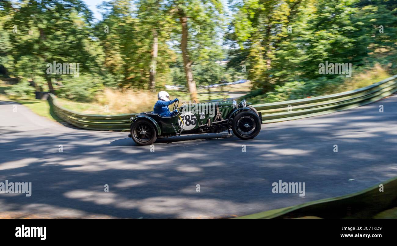 V.S.C.C. Prescott Speed Hill Climb event, Prescott Hill, Gotherington, Gloucestershire, Angleterre, ROYAUME-UNI. 2 et 3 août 2025. Les membres du Vintage Sports car Club (V.S.C.C.) qui participent au championnat de vitesse de la ronde 5 du club à l'historique Prescott Hill Climb. Cet événement de deux jours (essais samedi / course dimanche) avec plus de 270 voitures en action tout au long du week-end, fabriqués dès les années 10 et jusqu'à la fin des années 30 pour les voitures de sport et berlines et les voitures de course pré-1941 et la gamme de l'Austin 7, Bugatti, Ford modèle A etc.cet événement est organisé en utilisant le court parcours. Banque D'Images