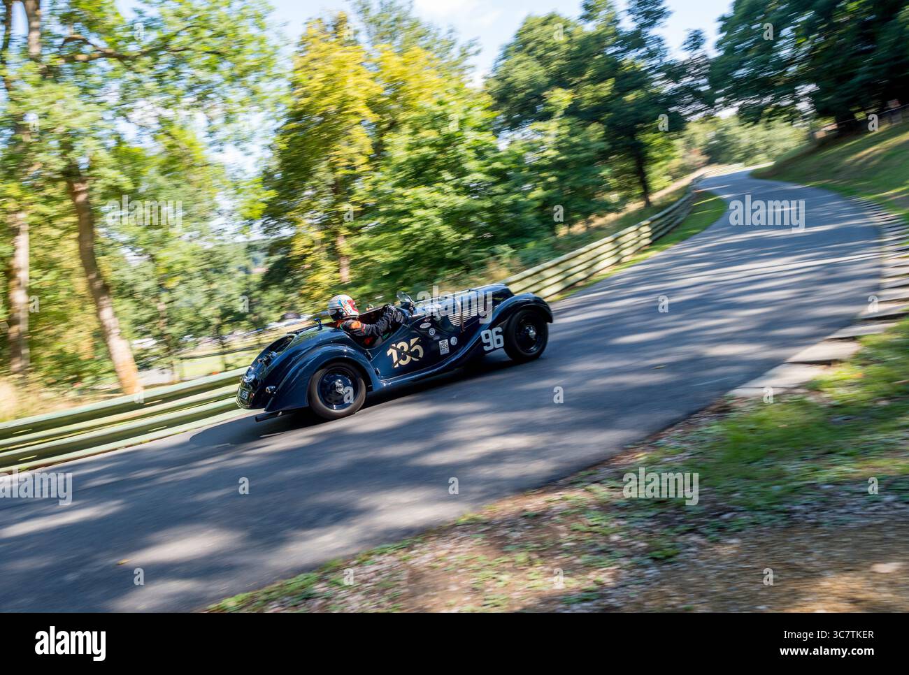 V.S.C.C. Prescott Speed Hill Climb event, Prescott Hill, Gotherington, Gloucestershire, Angleterre, ROYAUME-UNI. 2 et 3 août 2025. Les membres du Vintage Sports car Club (V.S.C.C.) qui participent au championnat de vitesse de la ronde 5 du club à l'historique Prescott Hill Climb. Cet événement de deux jours (essais samedi / course dimanche) avec plus de 270 voitures en action tout au long du week-end, fabriqués dès les années 10 et jusqu'à la fin des années 30 pour les voitures de sport et berlines et les voitures de course pré-1941 et la gamme de l'Austin 7, Bugatti, Ford modèle A etc.cet événement est organisé en utilisant le court parcours. Banque D'Images