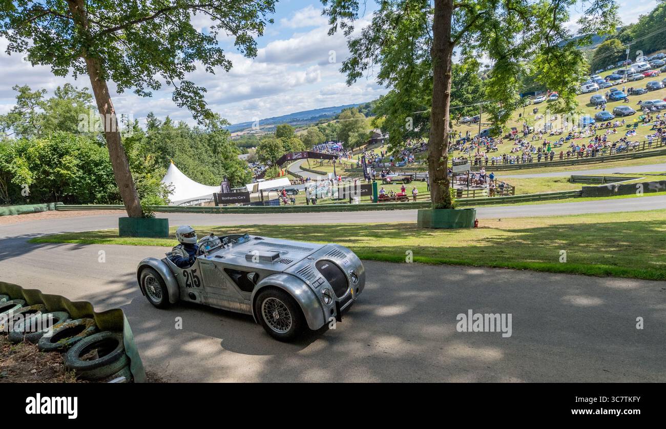 V.S.C.C. Prescott Speed Hill Climb event, Prescott Hill, Gotherington, Gloucestershire, Angleterre, ROYAUME-UNI. 2 et 3 août 2025. Les membres du Vintage Sports car Club (V.S.C.C.) qui participent au championnat de vitesse de la ronde 5 du club à l'historique Prescott Hill Climb. Cet événement de deux jours (essais samedi / course dimanche) avec plus de 270 voitures en action tout au long du week-end, fabriqués dès les années 10 et jusqu'à la fin des années 30 pour les voitures de sport et berlines et les voitures de course pré-1941 et la gamme de l'Austin 7, Bugatti, Ford modèle A etc.cet événement est organisé en utilisant le court parcours. Banque D'Images