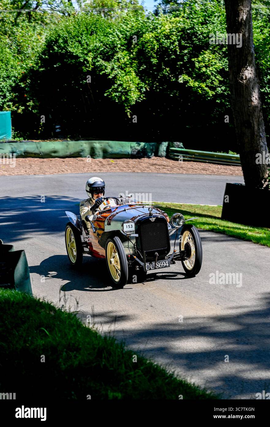 V.S.C.C. Prescott Speed Hill Climb event, Prescott Hill, Gotherington, Gloucestershire, Angleterre, ROYAUME-UNI. 2 et 3 août 2025. Les membres du Vintage Sports car Club (V.S.C.C.) qui participent au championnat de vitesse de la ronde 5 du club à l'historique Prescott Hill Climb. Cet événement de deux jours (essais samedi / course dimanche) avec plus de 270 voitures en action tout au long du week-end, fabriqués dès les années 10 et jusqu'à la fin des années 30 pour les voitures de sport et berlines et les voitures de course pré-1941 et la gamme de l'Austin 7, Bugatti, Ford modèle A etc.cet événement est organisé en utilisant le court parcours. Banque D'Images