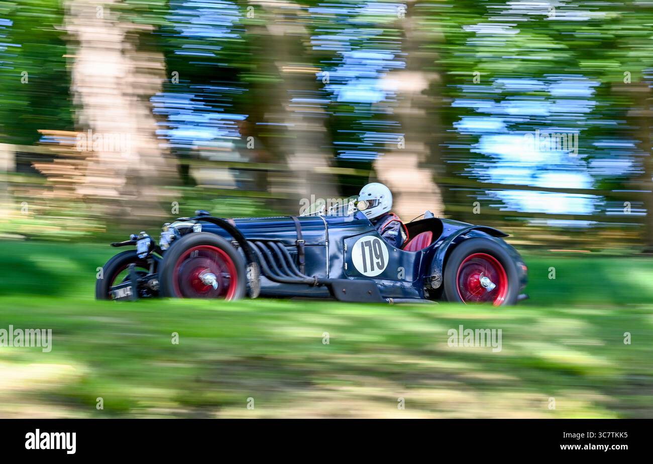 V.S.C.C. Prescott Speed Hill Climb event, Prescott Hill, Gotherington, Gloucestershire, Angleterre, ROYAUME-UNI. 2 et 3 août 2025. Les membres du Vintage Sports car Club (V.S.C.C.) qui participent au championnat de vitesse de la ronde 5 du club à l'historique Prescott Hill Climb. Cet événement de deux jours (essais samedi / course dimanche) avec plus de 270 voitures en action tout au long du week-end, fabriqués dès les années 10 et jusqu'à la fin des années 30 pour les voitures de sport et berlines et les voitures de course pré-1941 et la gamme de l'Austin 7, Bugatti, Ford modèle A etc.cet événement est organisé en utilisant le court parcours. Banque D'Images