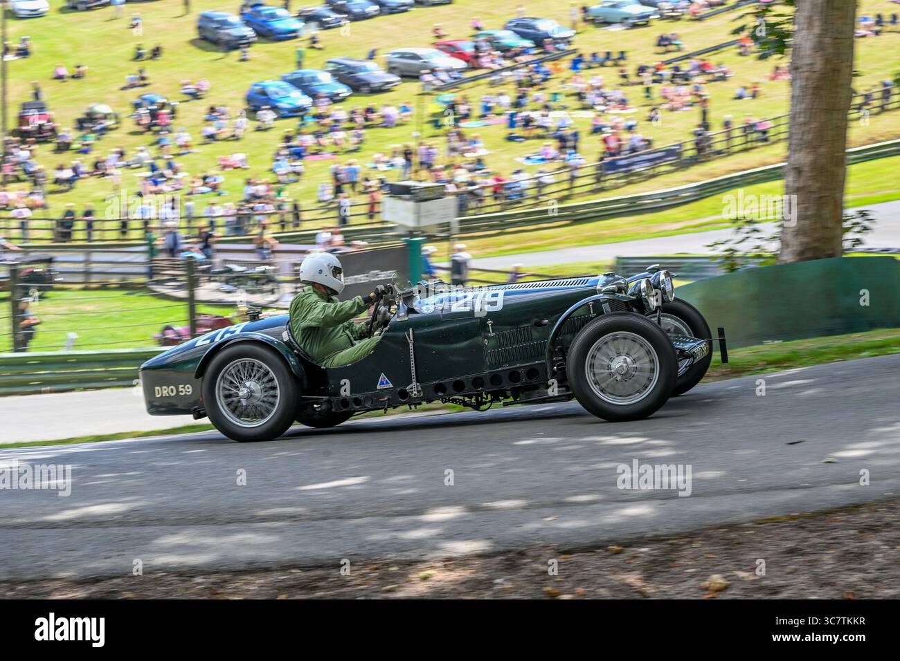 V.S.C.C. Prescott Speed Hill Climb event, Prescott Hill, Gotherington, Gloucestershire, Angleterre, ROYAUME-UNI. 2 et 3 août 2025. Les membres du Vintage Sports car Club (V.S.C.C.) qui participent au championnat de vitesse de la ronde 5 du club à l'historique Prescott Hill Climb. Cet événement de deux jours (essais samedi / course dimanche) avec plus de 270 voitures en action tout au long du week-end, fabriqués dès les années 10 et jusqu'à la fin des années 30 pour les voitures de sport et berlines et les voitures de course pré-1941 et la gamme de l'Austin 7, Bugatti, Ford modèle A etc.cet événement est organisé en utilisant le court parcours. Banque D'Images